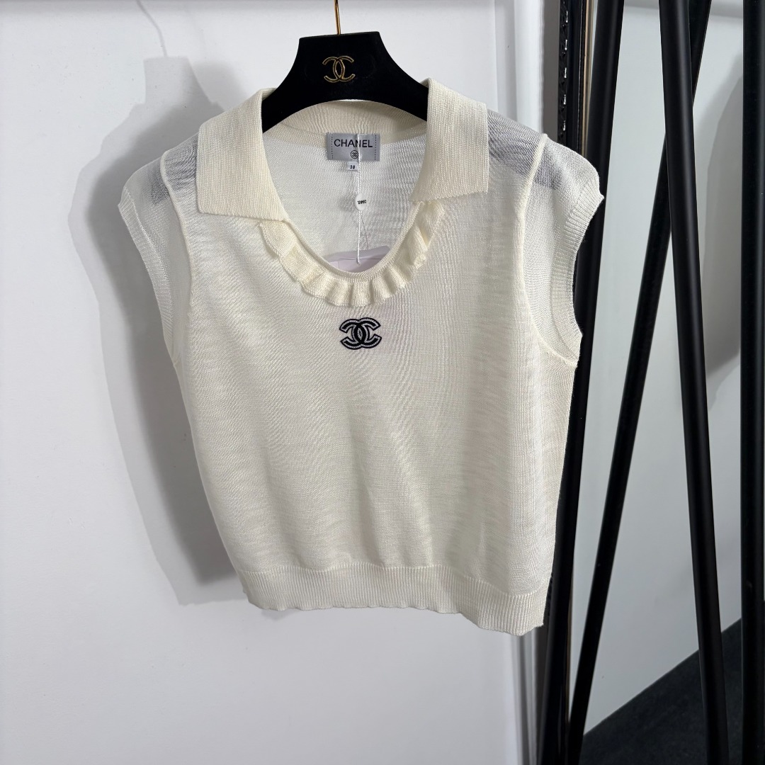 NO:885604,Model No. 20264463 Chane's latest style Double C embroidered lotus leaf lapel wool knitted vest top, off-white, light blue, 36 38 40, [38 size bust 96, length 52; weight 0.135kg], Chanel-clothing, chanel, chanel,19860909款号20264463 Chane*新款 双C刺绣荷叶翻领羊毛针织背心 上衣,米白色,浅蓝色,36 38 40,【38码胸围96,长52；重量0.135kg】,香奈儿-服装,chanel,chanel,,Women's clothing