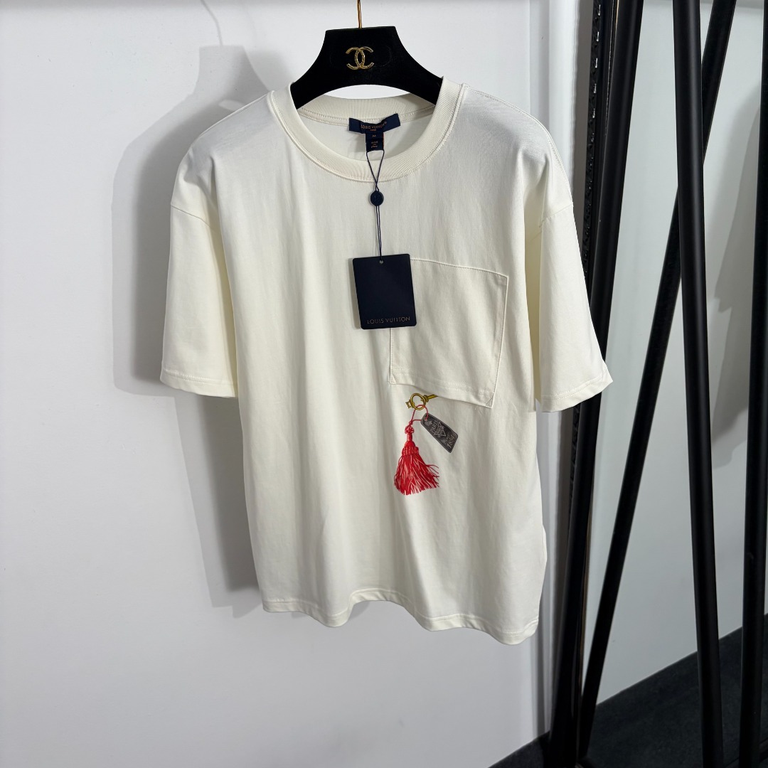 NO:885782,Style number 20264467 LV* new style inverted pocket gold key printed cotton short-sleeved T-shirt, off-white, SML, [M size shoulder width 49, bust 100, sleeve length 21, length 66; weight 0.170kg], Louis Vuitton-clothing, louis vuitton, louis vuitton, T-shirt, tees, t-shirt,19860909款号20264467 LV*新款 倒立口袋金钥匙印花纯棉短袖T恤,米白色,SML,【M码肩宽49,胸围100,袖长21,长66；重量0.170kg】,路易威登-服装,louis vuitton,louis vuitton,T-shirt,tees，t-shirt,,Women's clothing