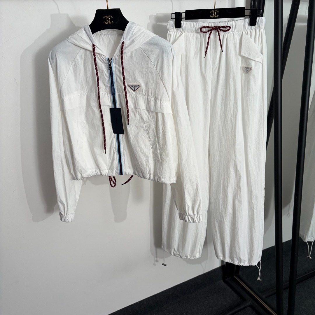 NO:885613,Model number 20264475 Prad* new sports suit, metal triangle logo decorated long-sleeved hooded sun protection windbreaker jacket + casual leggings trousers, white, dark blue, SML, [M size bust 112, sleeve length 69, length 49; waist 68 elastic, length 102; weight 0.550kg], Prada - clothing, prada, prada, jackets & coats, hats,19860909款号20264475 Prad*新款运动套装,金属三角标装饰长袖连帽防晒风衣外套+休闲束脚长裤,白色,深蓝色,SML,【M码胸围112,袖长69,长49；腰围68弹力,长102；重量0.550kg】,普拉达-服装,prada,prada,jackets & coats,hats,,Women's clothing