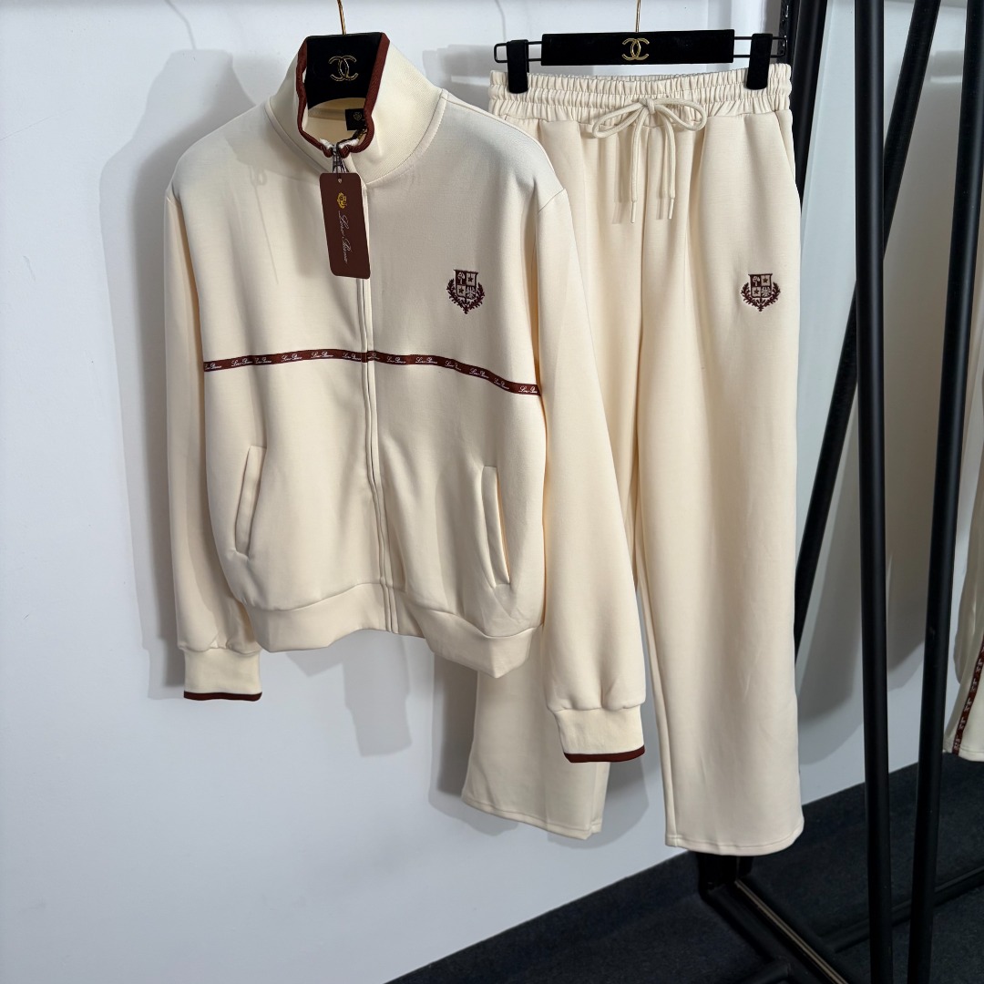NO:885623,Model number 20264476 Loro Piana*LP new sports suit, letter web stand-up collar long-sleeved zipper jacket + elastic waist casual trousers, off-white, dark blue, gray, black, S-XL, [M size shoulder width 42, chest 106, sleeve length 59, length 57; waist 66 elastic, length 101; weight 0.980kg], women's clothing, loro piana, loro piana, jackets & coats,19860909款号20264476 Loro Piana*LP新款运动套装,字母织带立领长袖拉链外套+松紧腰休闲长裤,米白色,深蓝色,灰色,黑色,S-XL,【M码肩宽42,胸围106,袖长59,长57；腰围66弹力,长101；重量0.980kg】,女装,loro piana,loro piana,jackets & coats,,Women's clothing