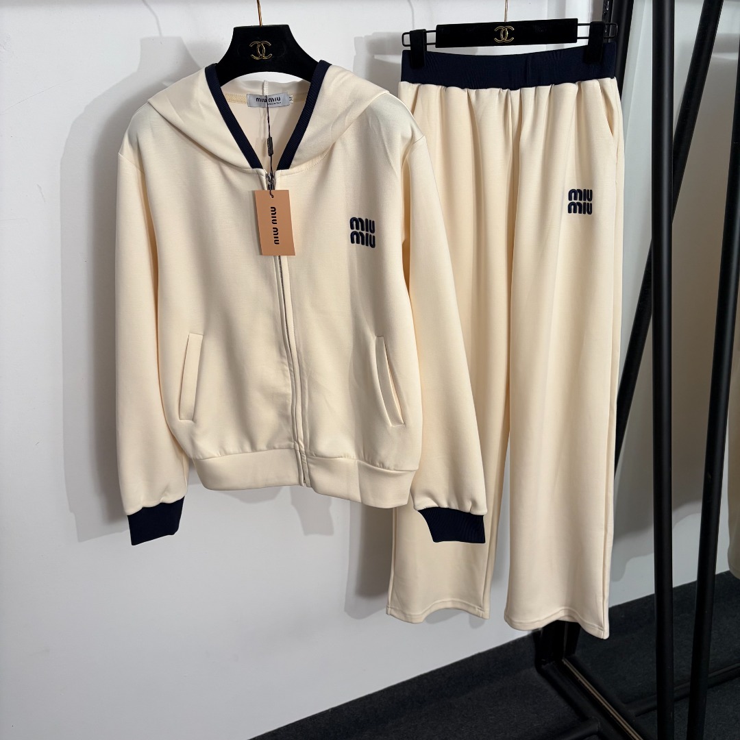 NO:885702,Model No. 20264477 Miumi* new sports suit, logo embroidered letters long-sleeved hooded zipper jacket + elastic waist casual trousers, off-white, black, khaki, S-XL, [M size shoulder width 45, chest 108, sleeve length 59, length 59; waist 62 elastic, length 102; weight 1.025kg], Miumiu-clothing, miumiu, jackets & coats, hats,19860909款号20264477 Miumi*新款运动套装,logo刺绣字母长袖连帽拉链外套+松紧腰休闲长裤,米白色,黑色,卡其色,S-XL,【M码肩宽45,胸围108,袖长59,长59；腰围62弹力,长102；重量1.025kg】,缪缪-服装,miumiu,jackets & coats,hats,,Women's clothing