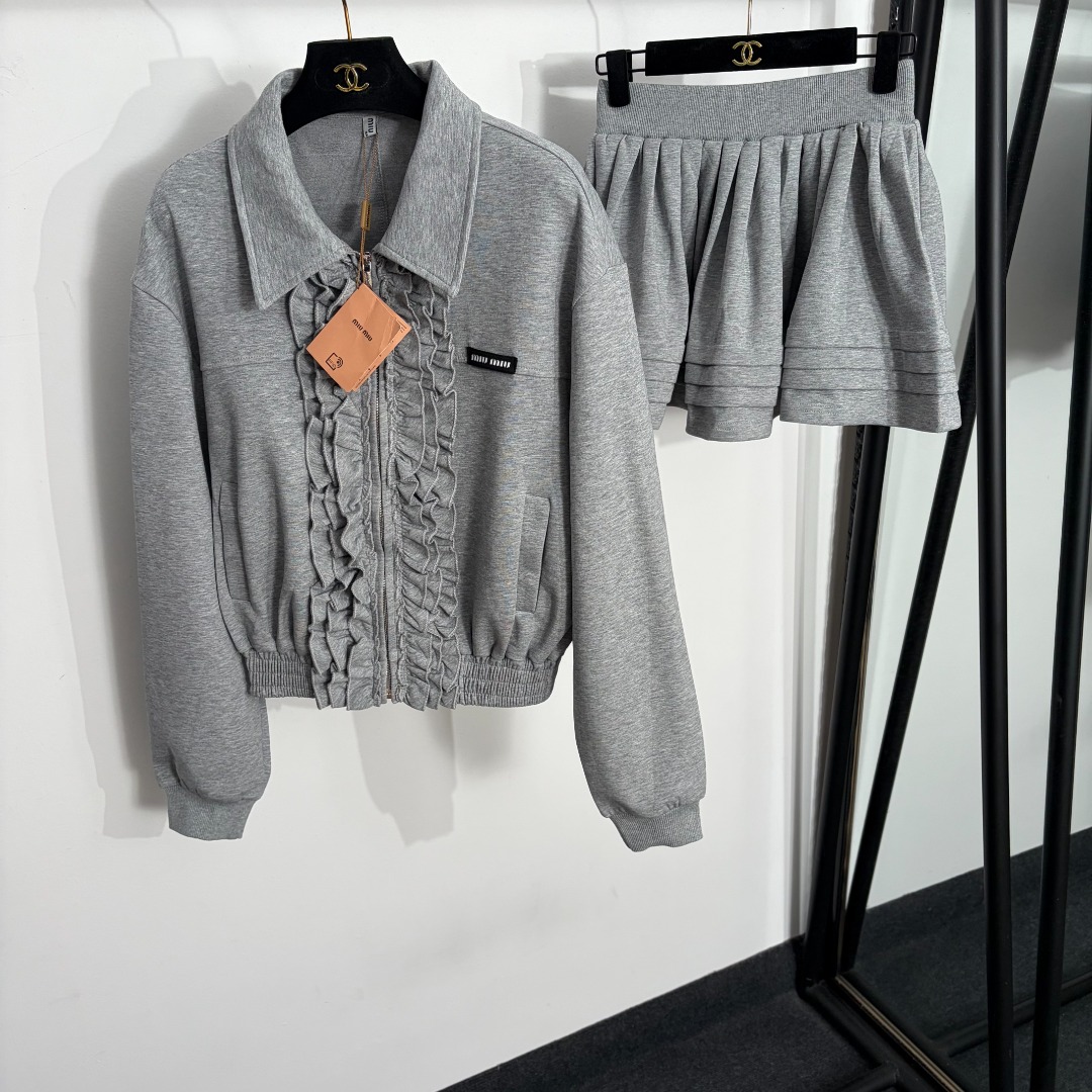 NO:885695,Model number 20264479 Miumi* new suit, collar lettering, ruffled lapel long-sleeved zipper jacket + safety pants lining casual short skirt, gray, SML, [M size shoulder width 50, bust 106, sleeve length 58, length 54; waist 62 elastic, length 34; weight 0.910kg], Miumiu-clothing, miumiu, skirts, jackets & coats,19860909款号20264479 Miumi*新款套装,领标字母 荷叶边翻领长袖拉链外套+安全裤里衬休闲短半裙,灰色,SML,【M码肩宽50,胸围106,袖长58,长54；腰围62弹力,长34；重量0.910kg】,缪缪-服装,miumiu,skirts,jackets & coats,,Women's clothing