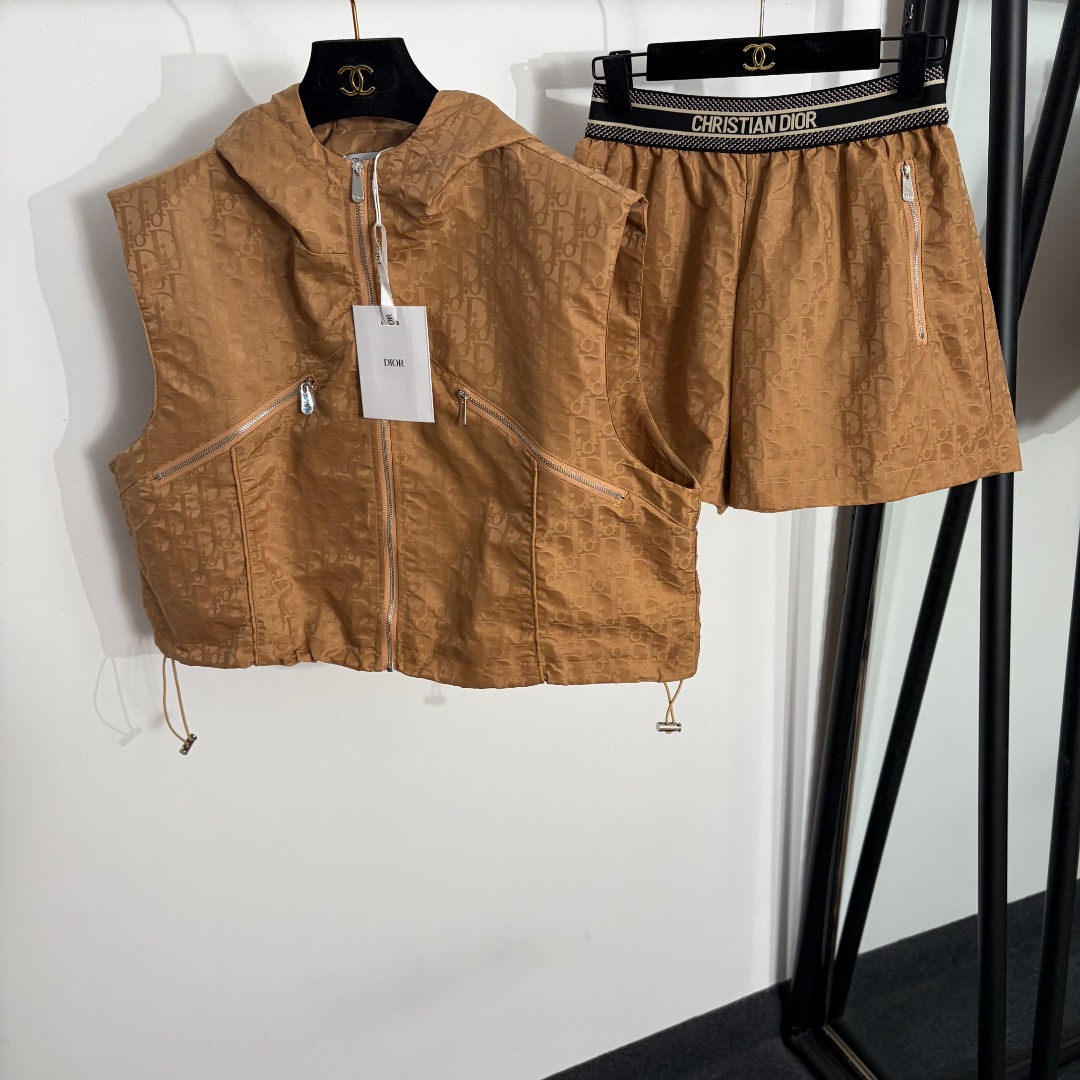 NO:885648,Model No. 20264480 Dio* new suit, presbyopic logo jacquard sleeveless hooded vest jacket + webbing waist shorts, khaki, black, SML, [M size bust 116, length 47; waist 64 elastic, length 39; weight 0.430kg], Dior-clothing, dior, dior, shorts, jackets & coats, hats,19860909款号20264480 Dio*新款套装,老花logo提花无袖连帽马甲外套+织带收腰短裤,卡其色,黑色,SML,【M码胸围116,长47；腰围64弹力,长39；重量0.430kg】,迪奥-服装,dior,dior,shorts,jackets & coats,hats,,Women's clothing