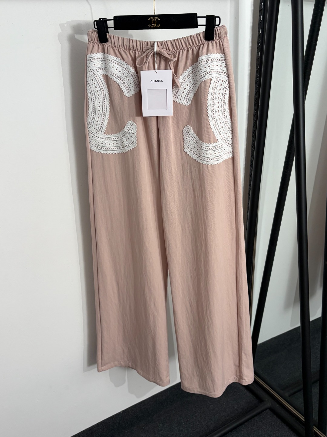 NO:885583,Model No. 20264299 Chane*new style double C hollow lace patch drawstring elastic waist wide leg trousers, blue, pink, white, S-XL, [M size waist 70 elastic, length 105; weight 0.365kg], Chanel - clothing, chanel, chanel,19860909款号20264299 Chane*新款 双C镂空蕾丝贴布 抽绳松紧腰阔腿长裤,蓝色,粉色,白色,S-XL,【M码腰围70弹力,长105；重量0.365kg】,香奈儿-服装,chanel,chanel,,Women's clothing