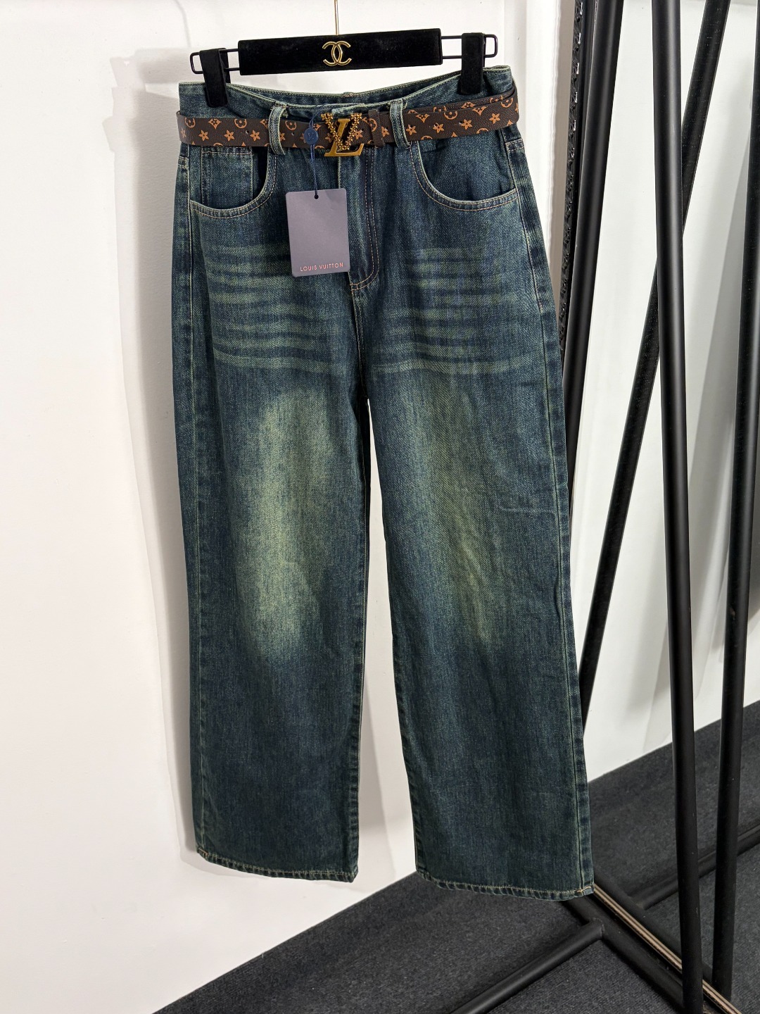 NO:885681,Model No. 20264483 LV* new style, back logo embroidered pocket, high-waisted straight denim trousers, blue, with presbyopic belt, blue, S-XL, [M size waist 72, length 106; weight 0.560kg], Louis Vuitton-clothing, louis vuitton, louis vuitton,19860909款号20264483 LV*新款 后背logo刺绣口袋 高腰直筒牛仔长裤,蓝色,配老花腰带,蓝色,S-XL,【M码腰围72,长106；重量0.560kg】,路易威登-服装,louis vuitton,louis vuitton,,Women's clothing
