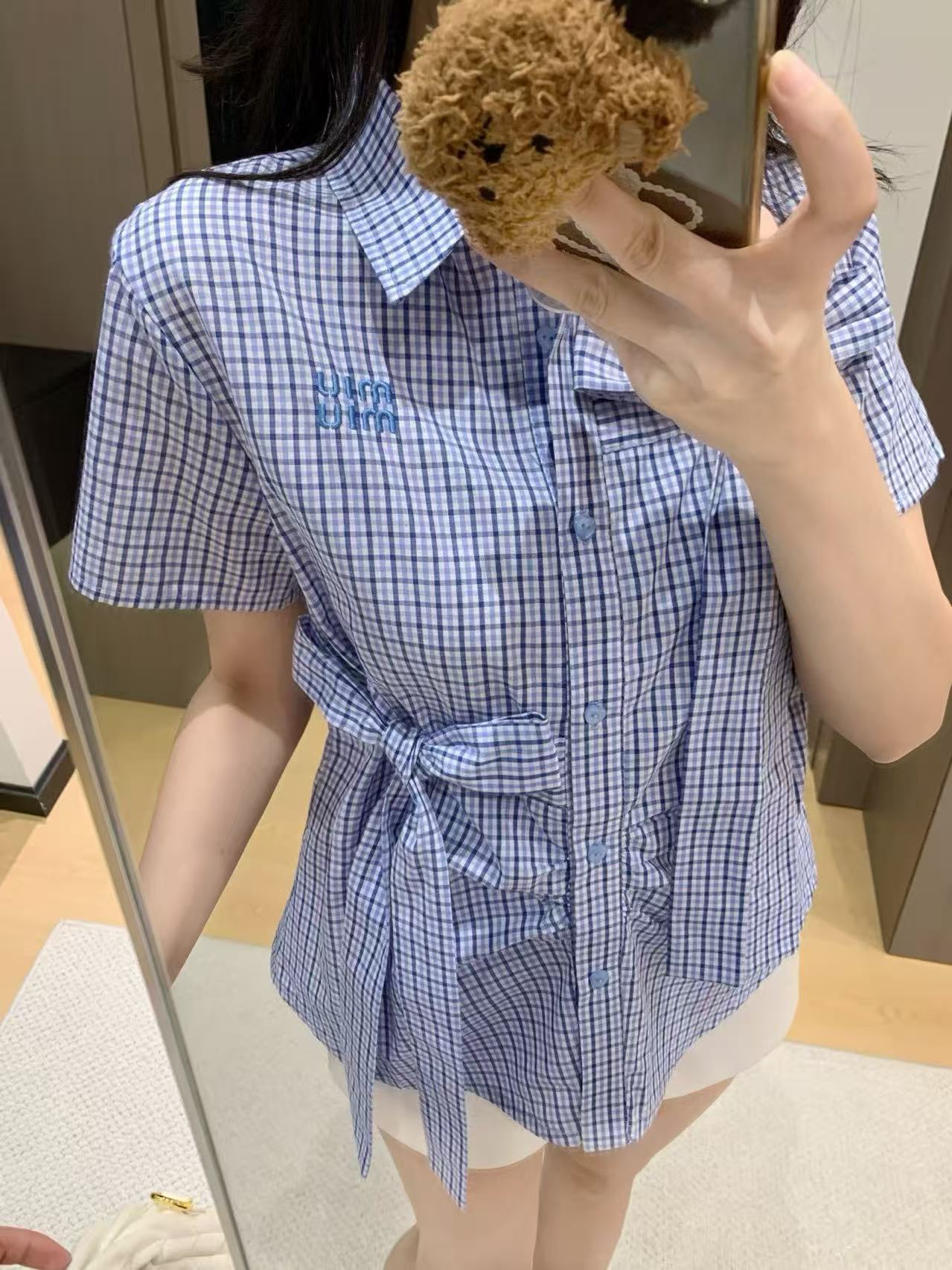 NO:885822,Model No. 20264497 Miumi* new logo embroidered letters bow plaid short-sleeved shirt, blue, SML, [M size shoulder width 40, bust 90, sleeve length 17, length 58; weight 0110.120kg], Miumi-clothing, miumiu, T-shirt,19860909款号20264497 Miumi*新款 logo刺绣字母 蝴蝶结格子短袖衬衣,蓝色,SML,【M码肩宽40,胸围90,袖长17,长58；重量0110.120kg】,缪缪-服装,miumiu,T-shirt,,Women's clothing