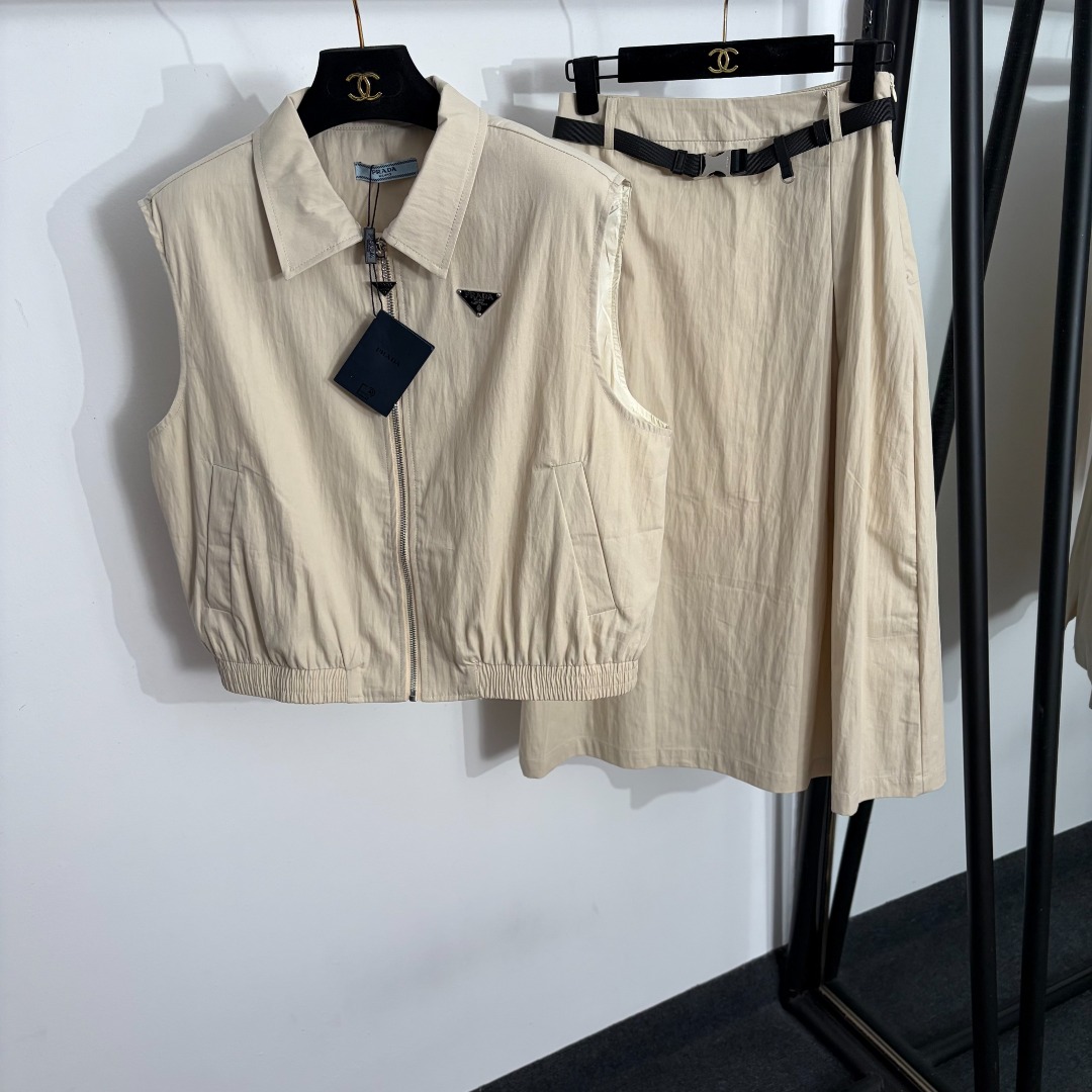 NO:885605,Model No. 20264484 Prad* new suit, metal triangle label lapel vest jacket + high-waisted slim work skirt, safety buckle belt, apricot, dark blue, SML, [M size bust 112, length 53; waist 70, length 79; weight 0.585kg], Prada - clothing, prada, prada, skirts, jackets & coats,19860909款号20264484 Prad*新款套装,金属三角标翻领马甲外套+高腰显瘦工装半裙,安全扣腰带,杏色,深蓝色,SML,【M码胸围112,长53；腰围70,长79；重量0.585kg】,普拉达-服装,prada,prada,skirts,jackets & coats,,Women's clothing