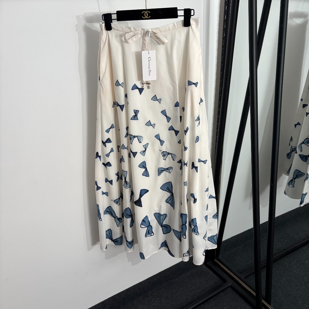 NO:885655,Model number 20264486 Dio* new bow printed high waist skirt, white, S-XL, [M size waist 72 elastic, length 97; weight 0.345kg], Dior-clothing, dior, dior, skirts,19860909款号20264486 Dio*新款 蝴蝶结印花高腰半裙,白色,S-XL,【M码腰围72弹力,长97；重量0.345kg】,迪奥-服装,dior,dior,skirts,,Women's clothing