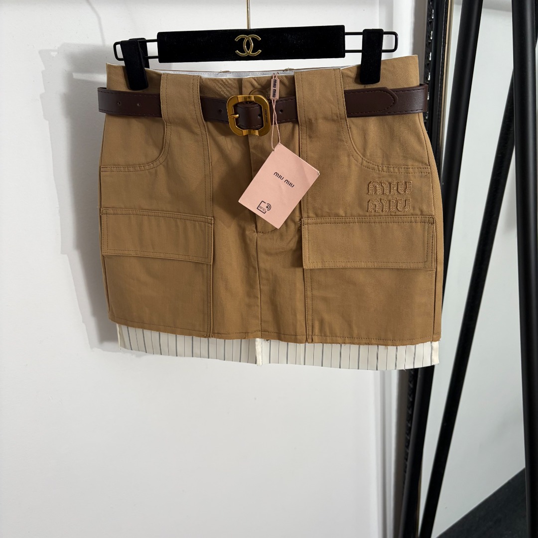 NO:933557,Model No. 20264487 Miumi* new logo embroidered patch striped lining splicing fake two-piece workwear short skirt with belt, khaki, SML, [M size waist 72, length 37; weight 0.260kg], Miumi-clothing, miumiu, skirts,19860909款号20264487 Miumi*新款 logo刺绣贴布 条纹里衬拼接假两件工装短半裙,配腰带,卡其色,SML,【M码腰围72,长37；重量0.260kg】,缪缪-服装,miumiu,skirts,,Women's clothing