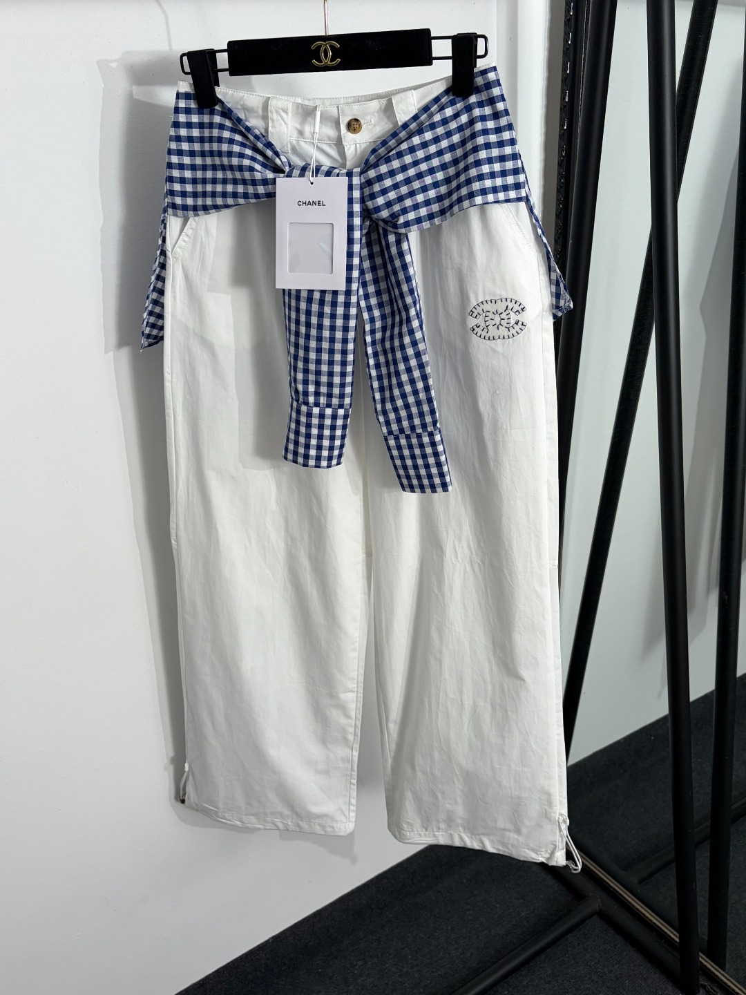 NO:885675,Model No. 20264488 Chane* new logo embroidered patch, removable plaid straps, drawstring trousers, white, SML, [S size waist 68, length 98; weight 0.330kg], Chanel-clothing, chanel, chanel,19860909款号20264488 Chane*新款 logo刺绣贴布 可拆卸格子绑带 抽绳束脚长裤,白色,SML,【S码腰围68,长98；重量0.330kg】,香奈儿-服装,chanel,chanel,,Women's clothing