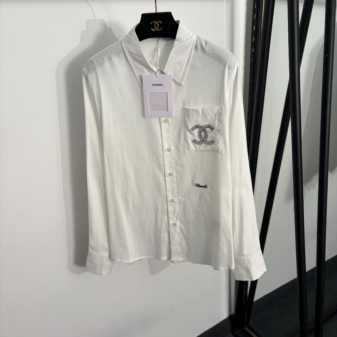 NO:885639,Model number 20264493 Chane* new double C embroidered single pocket long-sleeved shirt, white, blue, SML, [M size shoulder width 40, bust 110, sleeve length 61, length 65; weight 0.205kg], Chanel-clothing, chanel, chanel,19860909款号20264493 Chane*新款 双C刺绣单口袋长袖衬衣,白色,蓝色,SML,【M码肩宽40,胸围110,袖长61,长65；重量0.205kg】,香奈儿-服装,chanel,chanel,,Women's clothing