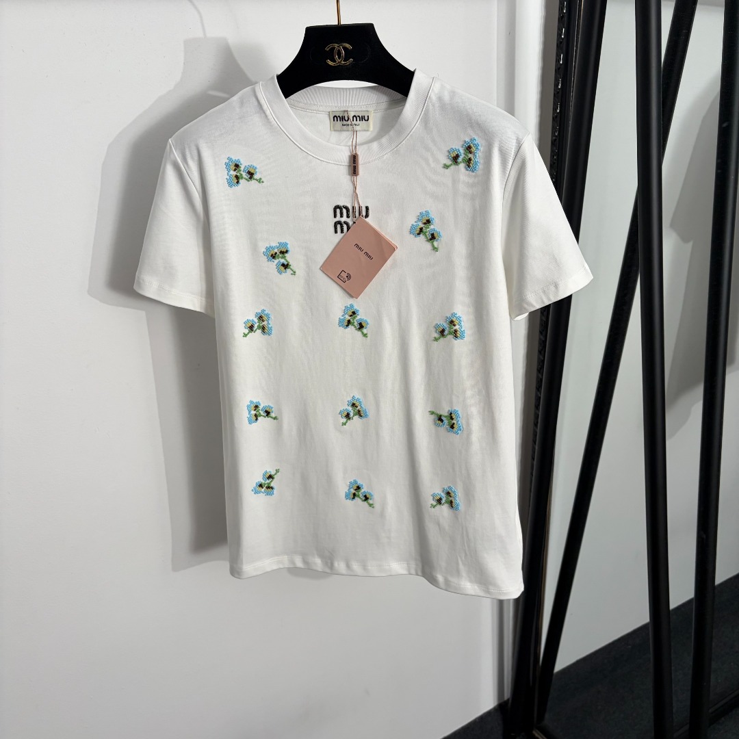NO:885812,Model number 20264494 Miui* new logo embroidered letters three-dimensional beaded flower short-sleeved T-shirt, white, black, SML, [M size shoulder width 40, chest 92, sleeve length 17, length 63; weight 0.200kg], Miui-clothing, miumiu, T-shirt, tees, t-shirt,19860909款号20264494 Miui*新款 logo刺绣字母 立体钉珠花朵短袖T恤,白色,黑色,SML,【M码肩宽40,胸围92,袖长17,长63；重量0.200kg】,缪缪-服装,miumiu,T-shirt,tees，t-shirt,,Women's clothing