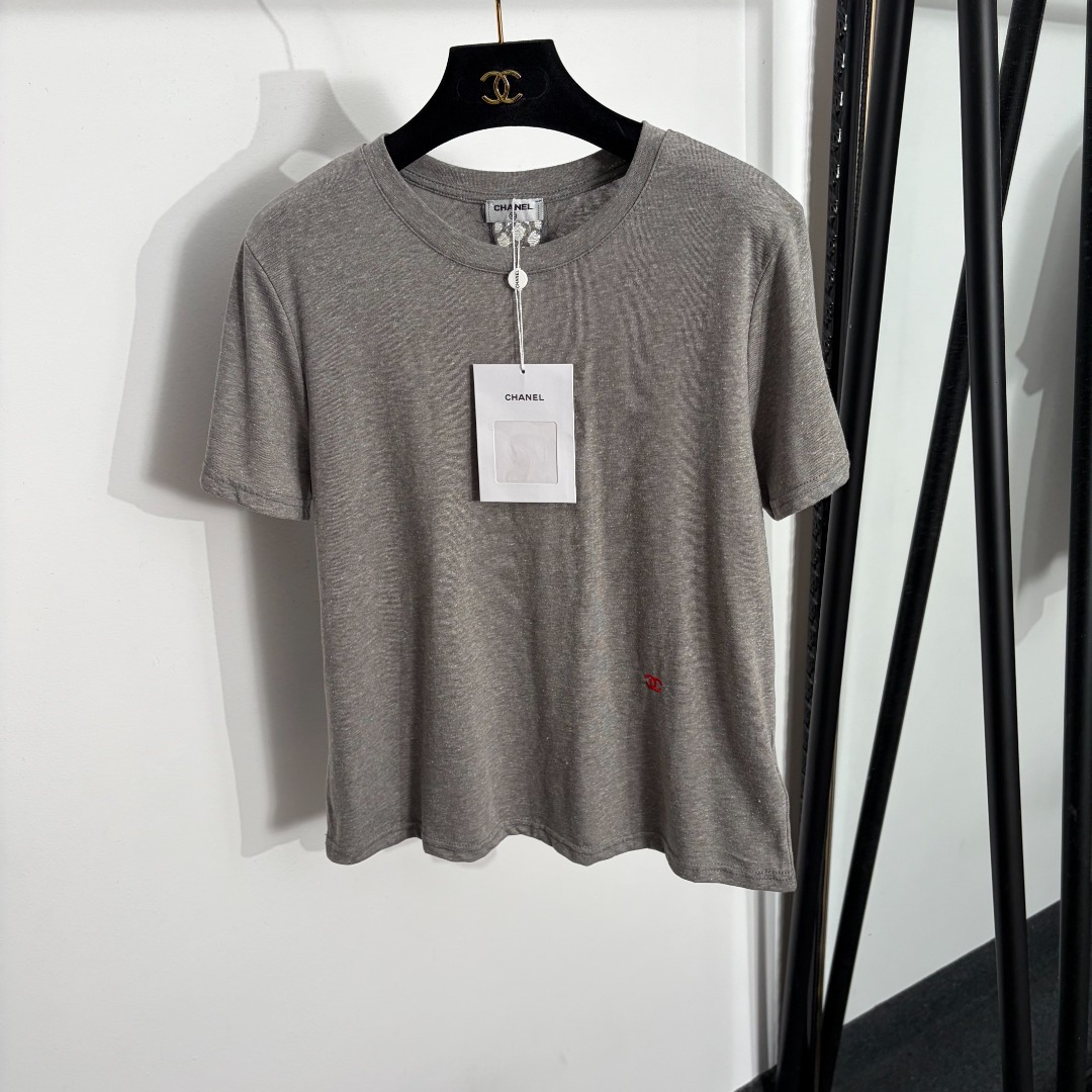 NO:885662,Model number 20264499 Chane* new logo embroidered back lace see-through hollow stitching short-sleeved T-shirt, gray, yellow, SML, [M size shoulder width 39, bust 94, sleeve length 18, length 59; weight 0.130kg], Chanel-clothing, chanel, chanel, T-shirt, tees, t-shirt,19860909款号20264499 Chane*新款 logo刺绣 后背蕾丝透视镂空拼接短袖T恤,灰色,黄色,SML,【M码肩宽39,胸围94,袖长18,长59；重量0.130kg】,香奈儿-服装,chanel,chanel,T-shirt,tees，t-shirt,,Women's clothing