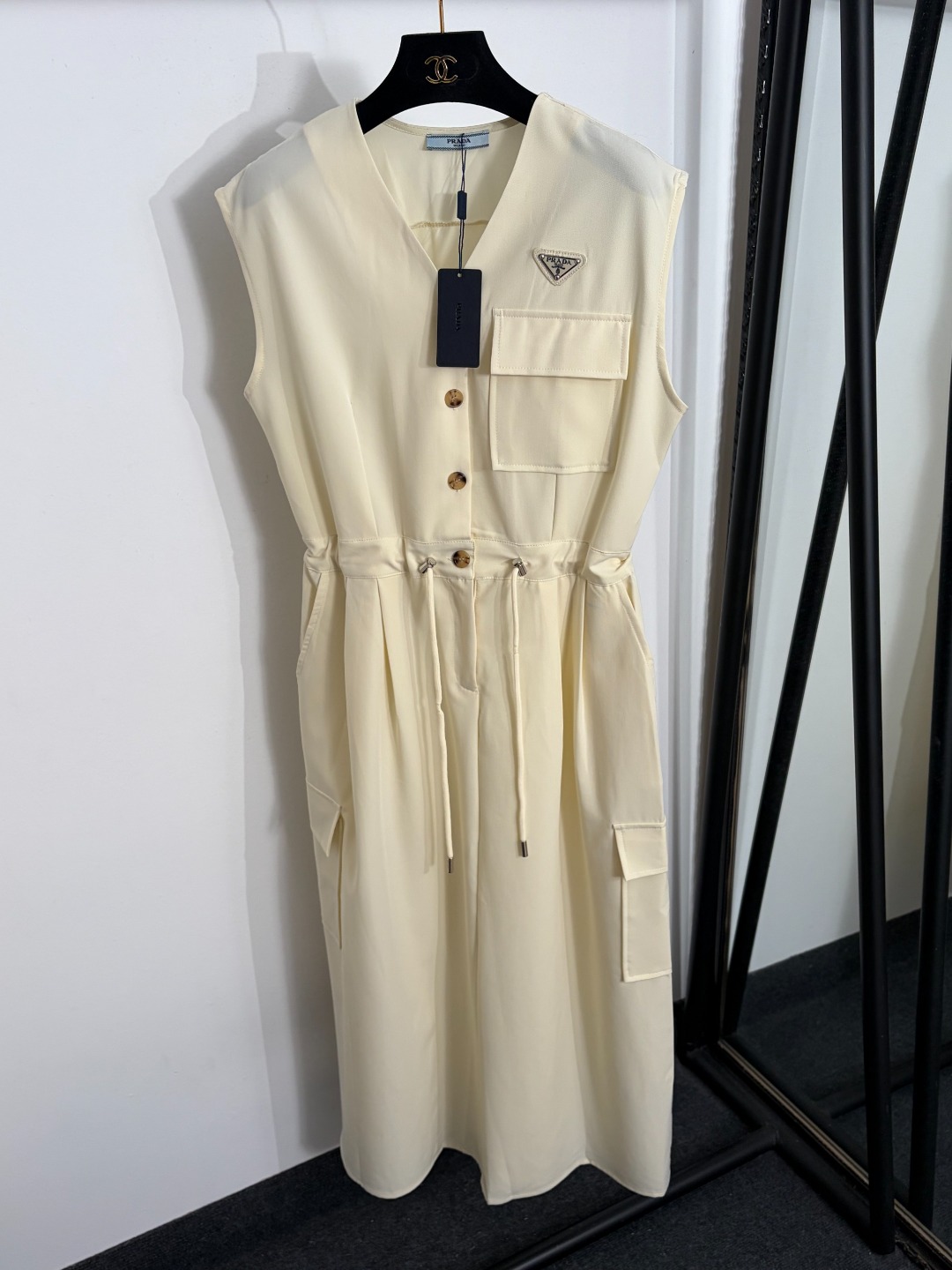 NO:885595,Model No. 20264500 Prad* new logo triangle logo decorated drawstring waist work vest dress, off-white, black, SML, [M size bust 100, waist 84, length 125; weight 0.480kg], Prada-clothing, prada, prada, skirts,19860909款号20264500 Prad*新款 logo三角标装饰抽绳收腰工装背心连衣裙,米白色,黑色,SML,【M码胸围100,腰围84,长125；重量0.480kg】,普拉达-服装,prada,prada,skirts,,Women's clothing