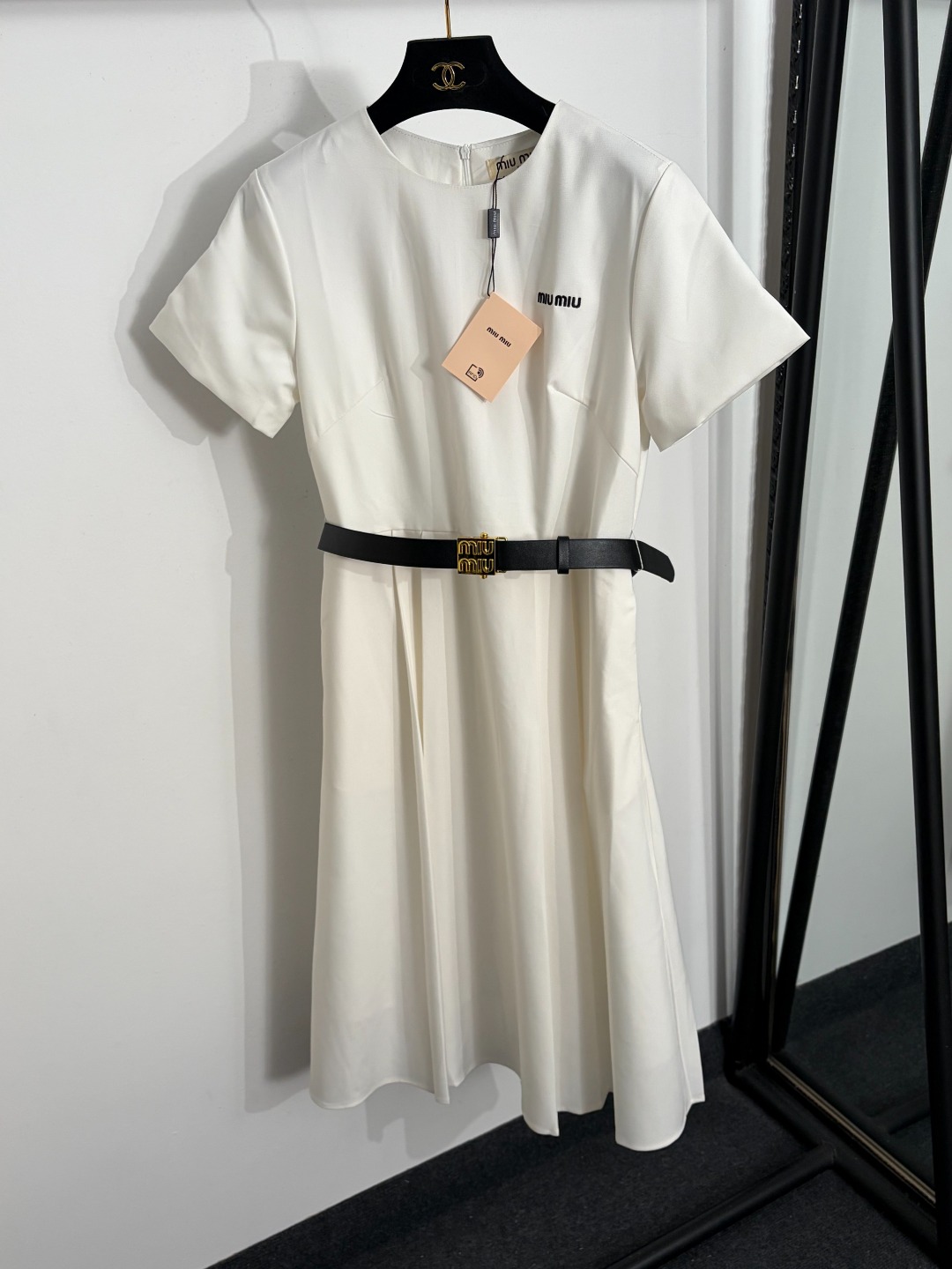 NO:885832,Model number 20264501 Miumi* new style waisted short-sleeved dress with logo embroidered letters on the chest, with belt, white, black, SML, [M size shoulder width 37, bust 88, waist 76, sleeve length 18, length 107; weight 0.485kg], Miumiu-clothing, miumiu, skirts, T-shirt,19860909款号20264501 Miumi*新款 胸前logo刺绣字母收腰短袖连衣裙,配腰带,白色,黑色,SML,【M码肩宽37,胸围88,腰围76,袖长18,长107；重量0.485kg】,缪缪-服装,miumiu,skirts,T-shirt,,Women's clothing