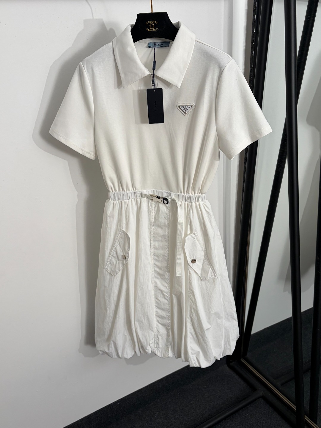 NO:885585,Model number 20264502 Prad* new logo triangle logo safety buckle waist lapel short-sleeved dress, white, black, SML, [M size shoulder width 39, bust 88, waist 60 elastic, sleeve length 20, length 98; weight 0.340kg], Prada - clothing, prada, prada, skirts, T-shirt,19860909款号20264502 Prad*新款 logo三角标 安全扣收腰翻领短袖连衣裙,白色,黑色,SML,【M码肩宽39,胸围88,腰围60弹力,袖长20,长98；重量0.340kg】,普拉达-服装,prada,prada,skirts,T-shirt,,Women's clothing
