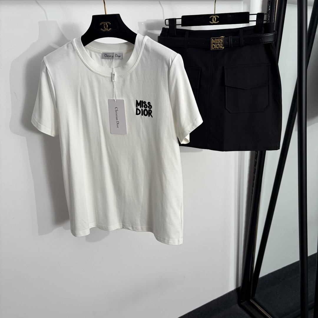 NO:885578,Style number 20264507  Dio* new suit, embroidered letter short-sleeved T-shirt + workwear short skirt, with belt, white, black, SML, [M size shoulder width 37, bust 92, sleeve length 18, length 58; weight 0.160kg; waist 72, hip 88, length 40; weight 0.260kg], Dior-clothing, dior, dior, skirts, T-shirt, tees, t-shirt,19860909款号20264507 Dio*新款套装,刺绣字母短袖T恤+工装短半裙,配腰带,白色,黑色,SML,【M码肩宽37,胸围92,袖长18,长58；重量0.160kg；腰围72,臀围88,长40；重量0.260kg】,迪奥-服装,dior,dior,skirts,T-shirt,tees，t-shirt,,Women's clothing