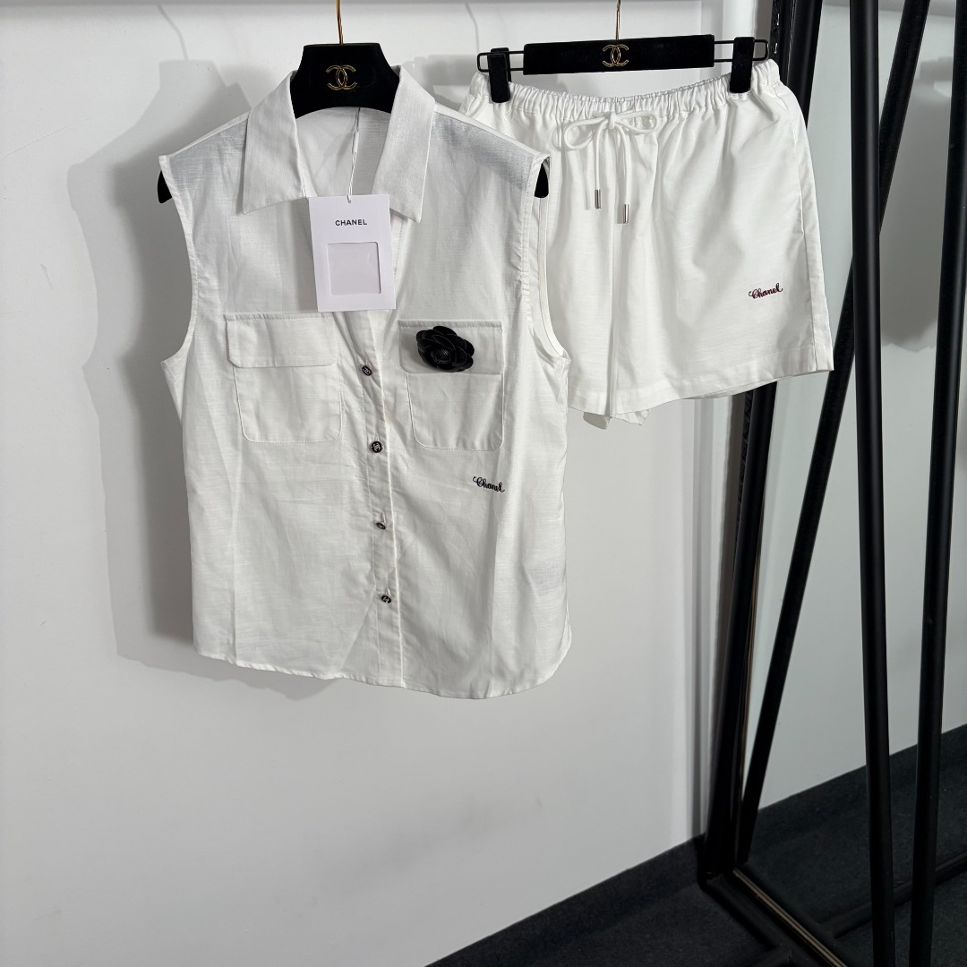 NO:885562,Model number 20264508 Chane* new linen suit, camellia corsage decorated sleeveless shirt vest + drawstring elastic waist shorts, white, SML, [M size bust 94, length 57-63; waist 68 elastic, length 39; weight 0.315kg], Chanel - clothing, chanel, chanel, shorts, shirts,19860909款号20264508 Chane*新款亚麻套装,山茶花胸花装饰无袖衬衫马甲背心+抽绳松紧腰短裤,白色,SML,【M码胸围94,长57-63；腰围68弹力,长39；重量0.315kg】,香奈儿-服装,chanel,chanel,shorts,shirts,,Women's clothing
