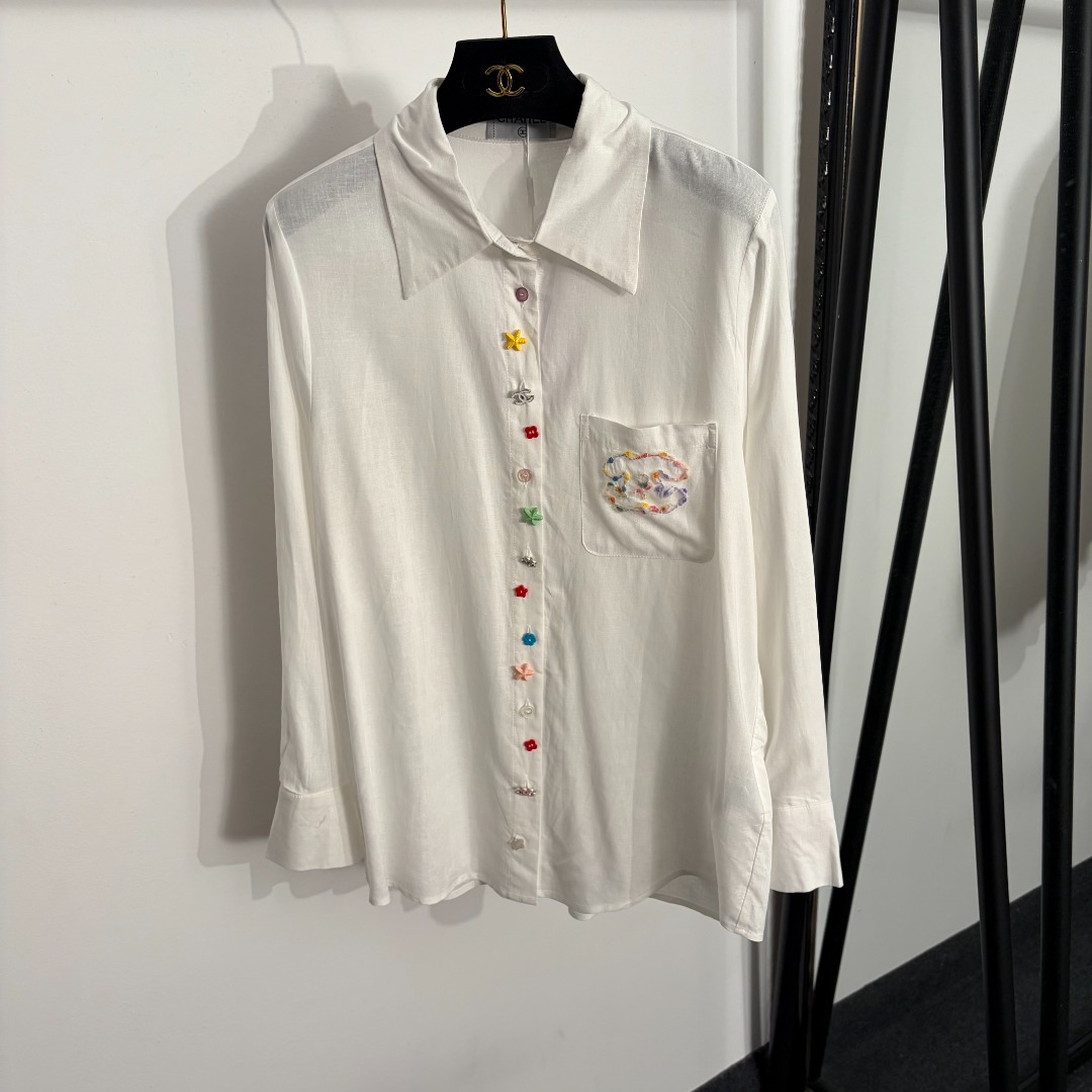 NO:885539,Model No. 20264515 Chane's latest style colorful buttoned long-sleeved linen shirt, white, SML, [M size shoulder width 38, bust 104, sleeve length 58, length 69], Chanel-clothing, chanel, chanel,19860909款号20264515 Chane*新款 彩色纽扣气质长袖亚麻衬衣,白色,SML,【M码肩宽38,胸围104,袖长58,长69】,香奈儿-服装,chanel,chanel,,Women's clothing