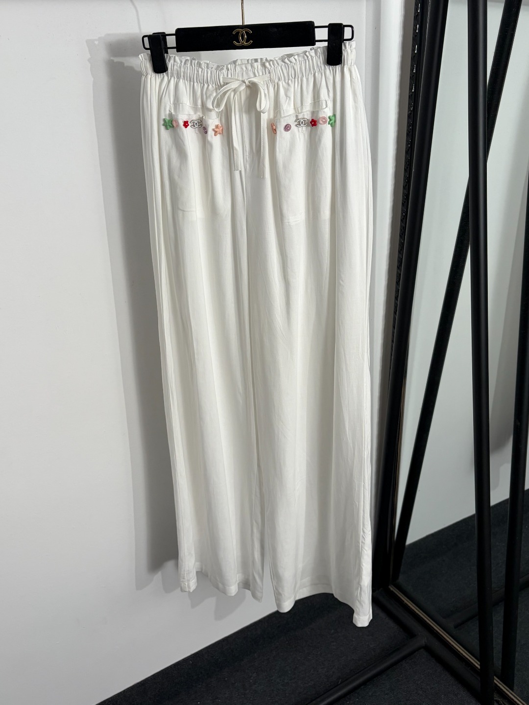 NO:885550,Model No. 20264516 Chane* new color button elastic waist casual linen trousers, white, SML, [M size waist 64 elastic, length 103], Chanel-clothing, chanel, chanel,19860909款号20264516 Chane*新款 彩色纽扣松紧腰休闲亚麻长裤,白色,SML,【M码腰围64弹力,长103】,香奈儿-服装,chanel,chanel,,Women's clothing