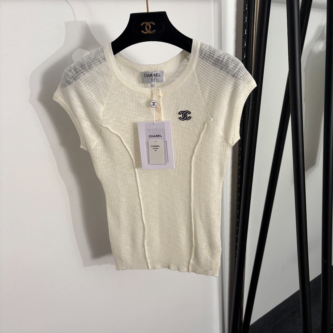 NO:885522,Model No. 20264530 Chane* new logo embroidered half-cardigan knitted vest, off-white, gray, 36 38 40, [36 size chest 68, sleeve length 15, length 54; weight 0.110kg], Chanel-clothing, chanel, chanel,19860909款号20264530 Chane*新款 logo刺绣半开襟羊毛针织背心,米白色,灰色,36 38 40,【36码胸围68,袖长15,长54；重量0.110kg】,香奈儿-服装,chanel,chanel,,Women's clothing