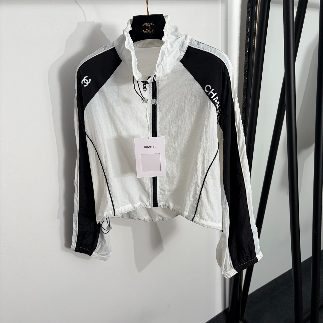 NO:885503,Model No. 20264532 Chane* new logo printed black and white color matching long-sleeved sun protection windbreaker sports coat, white, SML, [M size shoulder width 57, bust 116, sleeve length 48, length 46-53; weight 0.140kg], Chanel - Clothing, chanel, chanel, jackets & coats,19860909款号20264532 Chane*新款 logo印花黑白拼色长袖防晒风衣 运动外套,白色,SML,【M码肩宽57,胸围116,袖长48,长46-53；重量0.140kg】,香奈儿-服装,chanel,chanel,jackets & coats,,Women's clothing