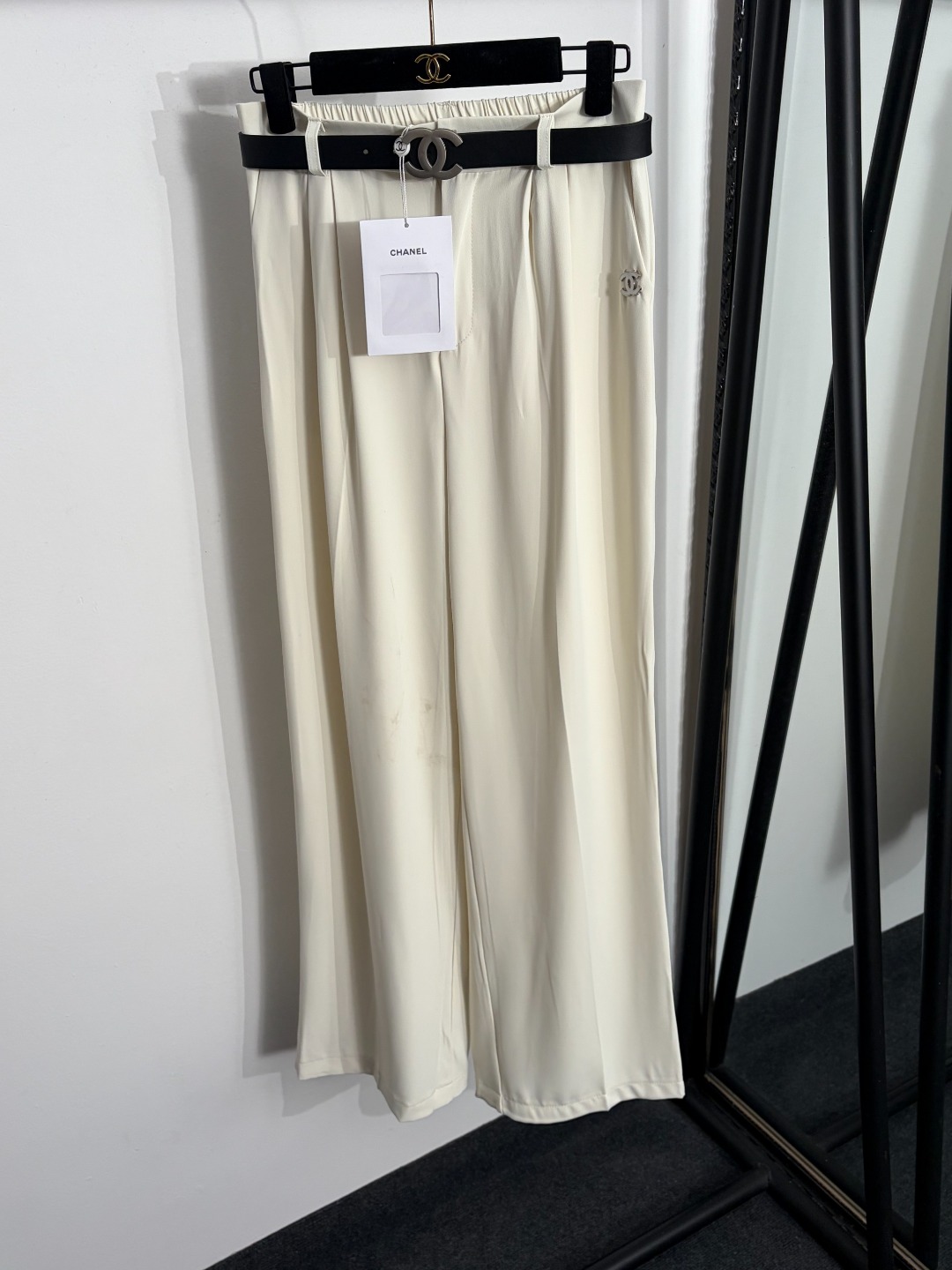 NO:885510,Model No. 20264533 Chane*New Xiaoxiang logo commuting versatile high-waisted wide-leg trousers, with belt, off-white, khaki, coffee, black, gray, SML, [M size waist 70 elastic, length 105; weight 0.505kg], Chanel - clothing, chanel, chanel,19860909款号20264533 Chane*新款 小香logo通勤百搭高腰阔腿长裤,配腰带,米白色,卡其色,咖色,黑色,灰色,SML,【M码腰围70弹力,长105；重量0.505kg】,香奈儿-服装,chanel,chanel,,Women's clothing