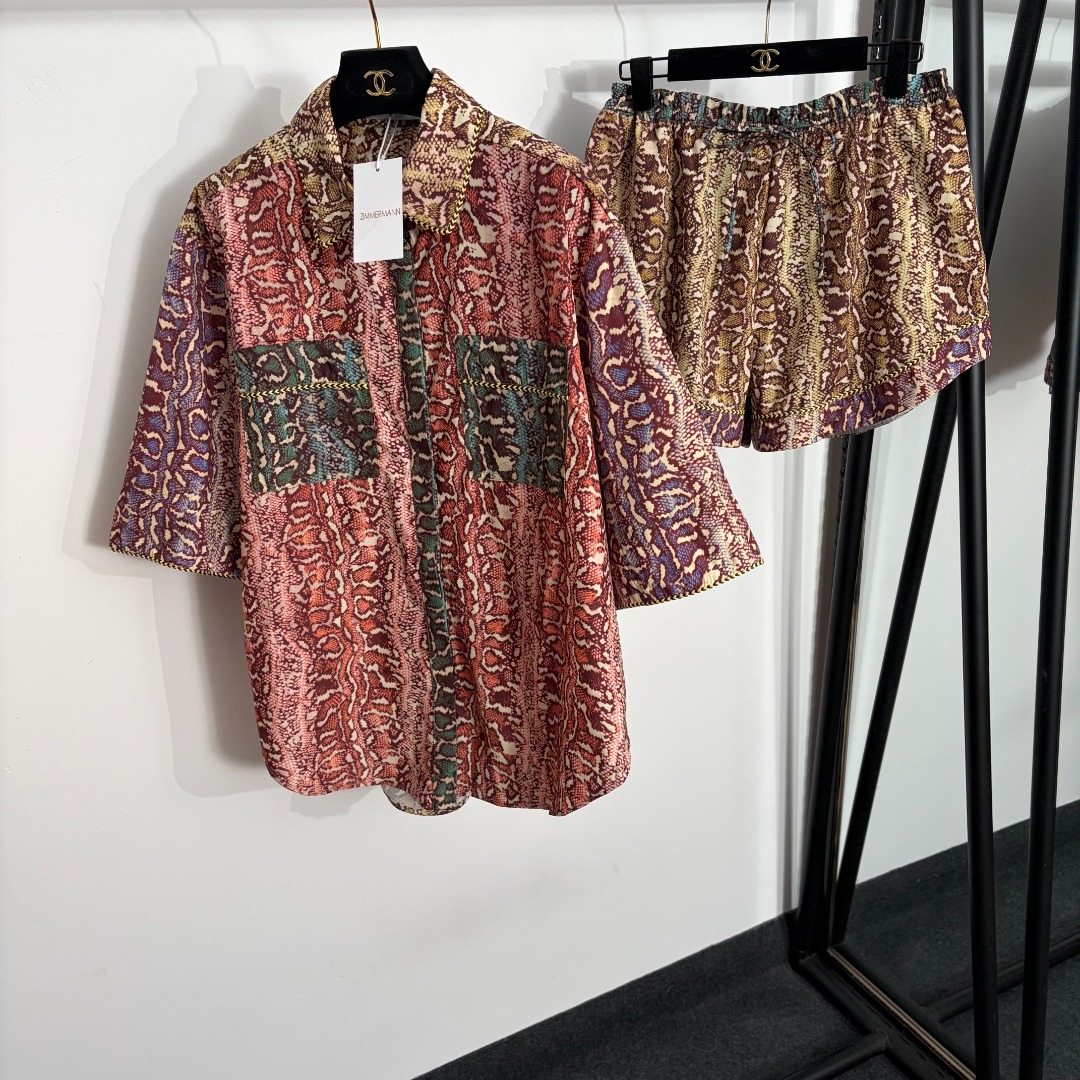 NO:885494,Model No. 20264536 Zimmermann's latest suit, snake print short-sleeved shirt + shorts, color matching, S-XL, [M size shoulder width 49, bust 122, sleeve length 33, length 68-76; waist 68 elastic, length 36; weight 0.410kg], Zimmermann-clothing, shorts, T-shirt,19860909款号20264536 Zimmermann*新款套装,蛇纹印花短袖衬衣+短裤,拼色,S-XL,【M码肩宽49,胸围122,袖长33,长68-76；腰围68弹力,长36；重量0.410kg】,兹默曼-服装,shorts,T-shirt,,Women's clothing