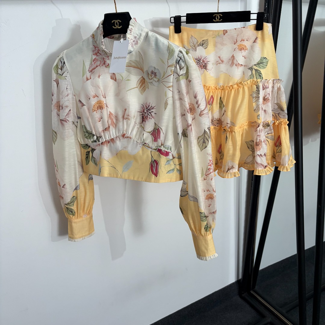 NO:885488,Model No. 20264537 Zimmermann's latest suit, floral print short stand-up collar long-sleeved shirt top + ruffled short skirt, white, S-XL, [M size shoulder width 37, bust 94, sleeve length 64, length 42; waist 70, length 51; weight 0.360kg], Zimmermann-clothing, skirts,19860909款号20264537 Zimmermann*新款套装,花卉印花短款立领长袖衬衣上衣+荷叶边短半裙,白色,S-XL,【M码肩宽37,胸围94,袖长64,长42；腰围70,长51；重量0.360kg】,兹默曼-服装,skirts,,Women's clothing
