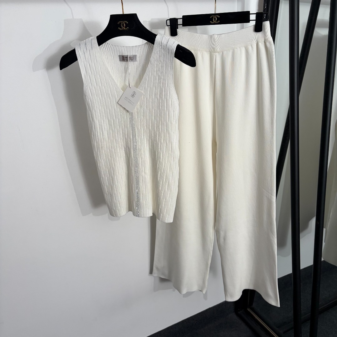 NO:885465,Model No. 20264539 Brunello Cucinell*BC new suit, threaded rhinestone V-neck knitted vest + high-waisted knitted trousers, white, black, SML, [M size bust 64, length 55; waist 66 elastic, length 100; weight 0.600kg], women's clothing, brunello cucinelli,19860909款号20264539 Brunello Cucinell*BC新款套装,螺纹烫钻V领针织背心+高腰针织长裤,白色,黑色,SML,【M码胸围64,长55；腰围66弹力,长100；重量0.600kg】,女装,brunello cucinelli,,Women's clothing