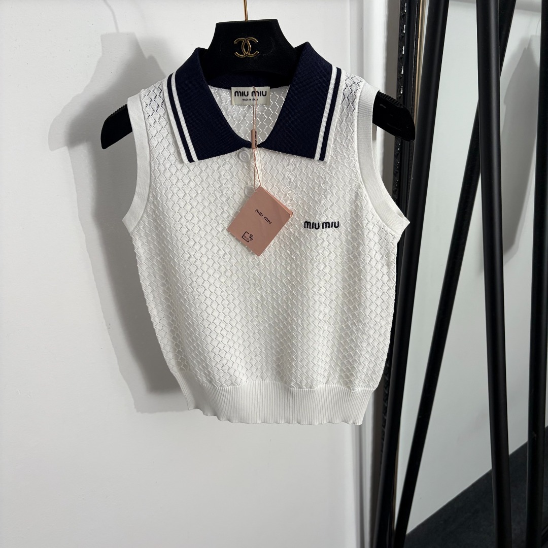 NO:885422,Model No. 20264540 Miumi* new style logo embroidered letters polo collar hollow knitted vest, white, pink, navy blue, [one size fits all bust 80, length 48; weight 0.140kg], Miumi-clothing, miumiu,19860909款号20264540 Miumi*新款 logo刺绣字母polo领镂空针织背心,白色,粉色,藏蓝色,【均码胸围80,长48；重量0.140kg】,缪缪-服装,miumiu,,Women's clothing