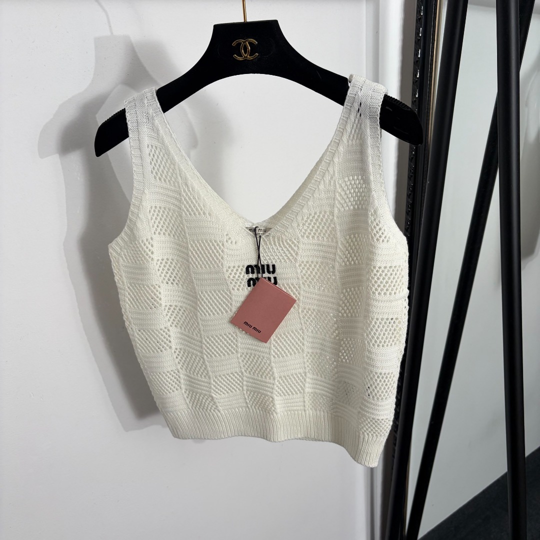 NO:885432,Model No. 20264542 Miumi* new logo embroidered letter V-neck hollow knitted vest, white, pink, SML, [Size bust 86, length 49; weight 0.100kg], Miumi-clothing, miumiu,19860909款号20264542 Miumi*新款 logo刺绣字母V领镂空针织背心,白色,粉色,SML,【S码胸围86,长49；重量0.100kg】,缪缪-服装,miumiu,,Women's clothing
