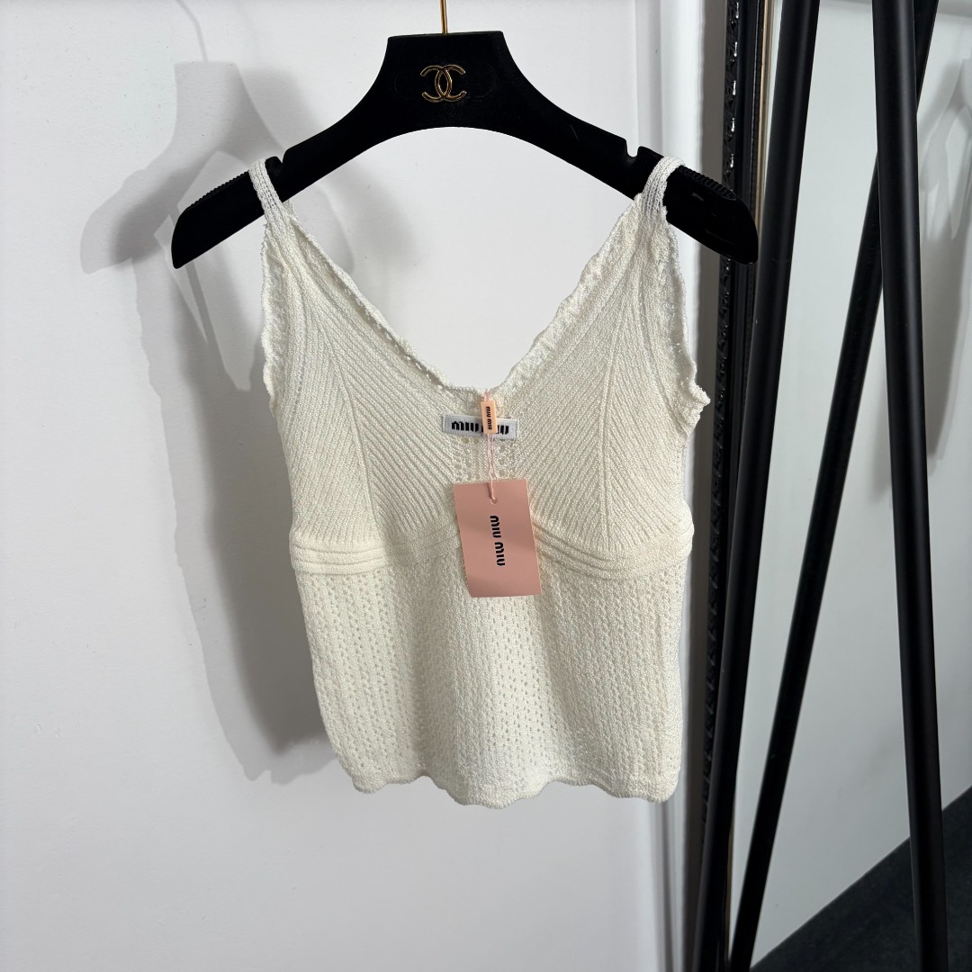 NO:885445,Model No. 20264543 Miumi* new style hollow knitted camisole with collar lettering, off-white, rose red, gray, [one size fits all, bust 66, length 48; weight 0.110kg], Miumi-clothing, miumiu,19860909款号20264543 Miumi*新款 领标字母镂空针织吊带背心,米白色,玫红色,灰色,【均码胸围66,长48；重量0.110kg】,缪缪-服装,miumiu,,Women's clothing