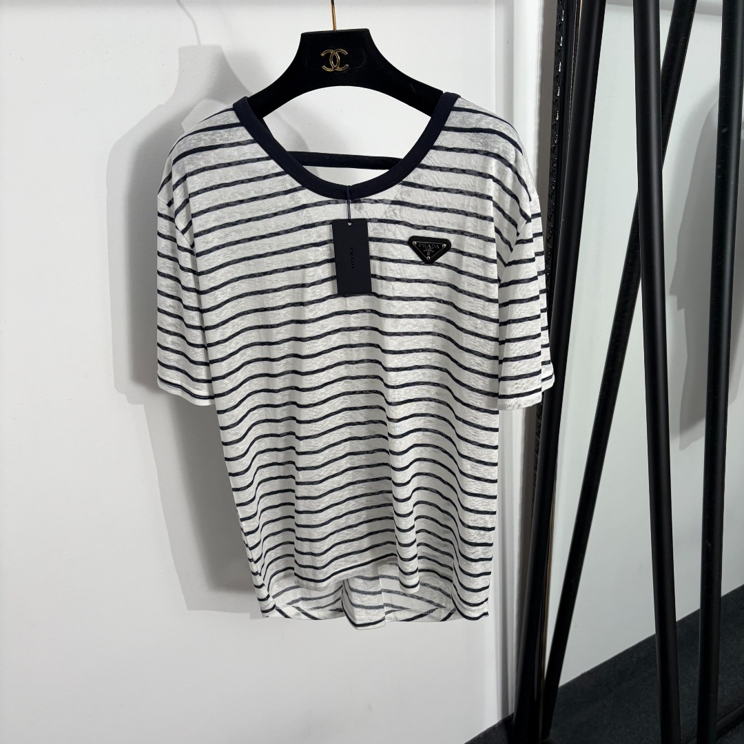 NO:885487,Model number 20264549 Prad* new logo triangle logo twisted slit striped short-sleeved T-shirt, blue stripe color, white, SML, [M size shoulder width 48, chest 104, sleeve length 22, length 63-69; weight 0.155kg], Prada - clothing, prada, prada, T-shirt, tees, t-shirt,19860909款号20264549 Prad*新款 logo三角标 扭结开叉条纹短袖T恤,蓝条纹色,白色,SML,【M码肩宽48,胸围104,袖长22,长63-69；重量0.155kg】,普拉达-服装,prada,prada,T-shirt,tees，t-shirt,,Women's clothing