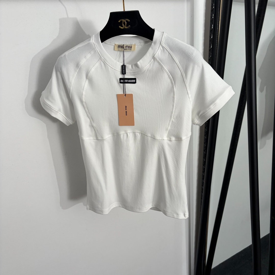 NO:885394,Model No. 20264550 Ｍumi* new style slim-fit short-sleeved T-shirt with collar logo, white, gray, black, SML, [M size bust 78, sleeve length 24, length 52; weight 0.125kg], Miumi-clothing, T-shirt, tees, t-shirt,19860909款号20264550 Ｍiumi*新款 领标字母修身短袖T恤,白色,灰色,黑色,SML,【M码胸围78,袖长24,长52；重量0.125kg】,缪缪-服装,T-shirt,tees，t-shirt,,Women's clothing