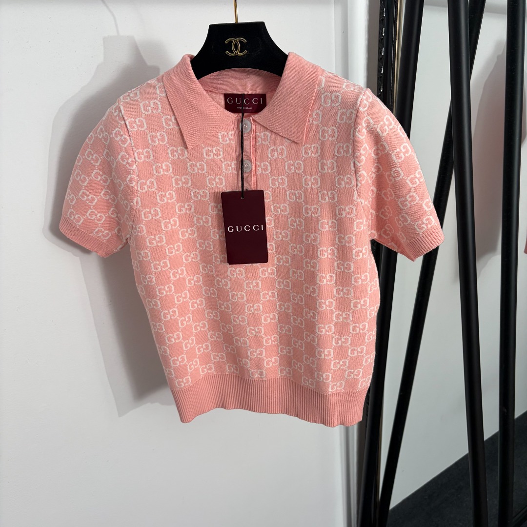 NO:885414,Model No. 20264562 Gucc*new style presbyopic GG letter polo collar short-sleeved wool sweater top, pink, blue, green, yellow, SML, [M size bust 86, sleeve length 21, length 54; weight 0.305kg], Gucci-clothing, gucci, gucci, T-shirt,19860909款号20264562 Gucc*新款 老花GG字母polo领短袖羊毛针织衫 上衣,粉色,蓝色,绿色,黄色,SML,【M码胸围86,袖长21,长54；重量0.305kg】,古驰-服装,gucci,gucci,T-shirt,,Women's clothing