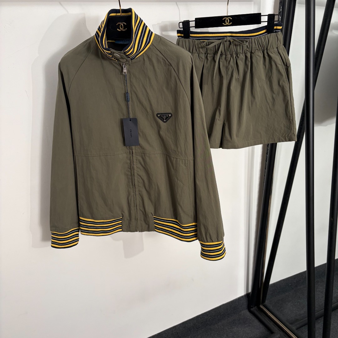 NO:885361,Model number 20264570 Prad* new sports suit, triangle logo decorated stand collar long-sleeved windbreaker zipper jacket + striped elastic waist shorts, green, SML, [M size bust 114, sleeve length 73, length 63; waist 68 elastic, length 38; weight 0.770kg], Prada - Clothing, prada, prada, shorts, jackets & coats,19860909款号20264570 Prad*新款运动套装,三角标装饰立领长袖风衣拉链外套+条纹松紧腰短裤,绿色,SML,【M码胸围114,袖长73,长63；腰围68弹力,长38；重量0.770kg】,普拉达-服装,prada,prada,shorts,jackets & coats,,Women's clothing