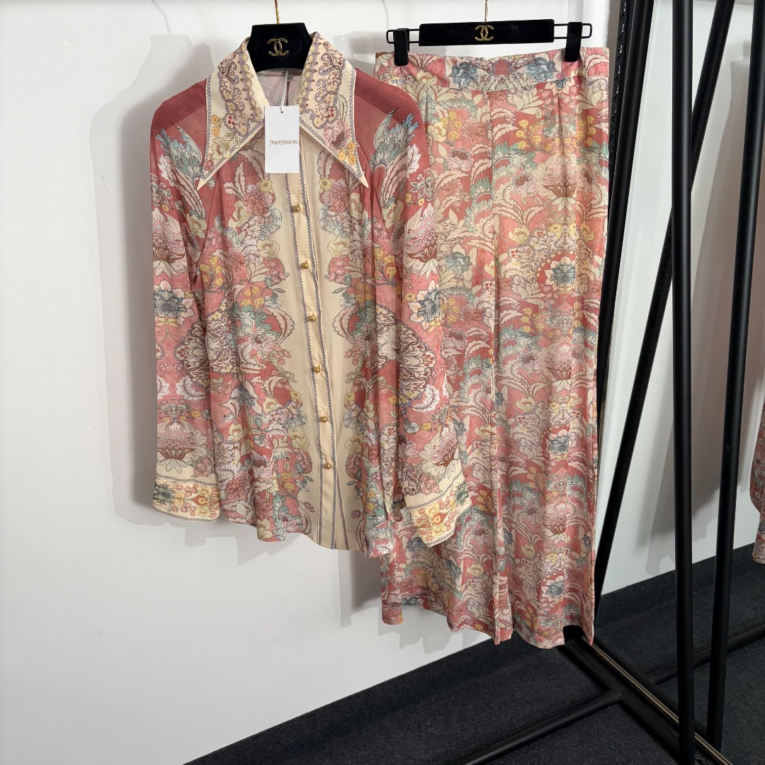 NO:923838,Model No. 20264613 Zimmermann's latest suit, retro pattern printed pointed collar long-sleeved shirt + high-waisted wide-leg trousers, red, S-XL, [M size bust 100, sleeve length 75, length 74; waist 74, length 110; weight 0.275kg], Zimmermann-Clothing,19860909款号20264613 Zimmermann*新款套装,复古花纹印花尖领长袖衬衣+高腰阔腿长裤,红色,S-XL,【M码胸围100,袖长75,长74；腰围74,长110；重量0.275kg】,兹默曼-服装,,Women's clothing
