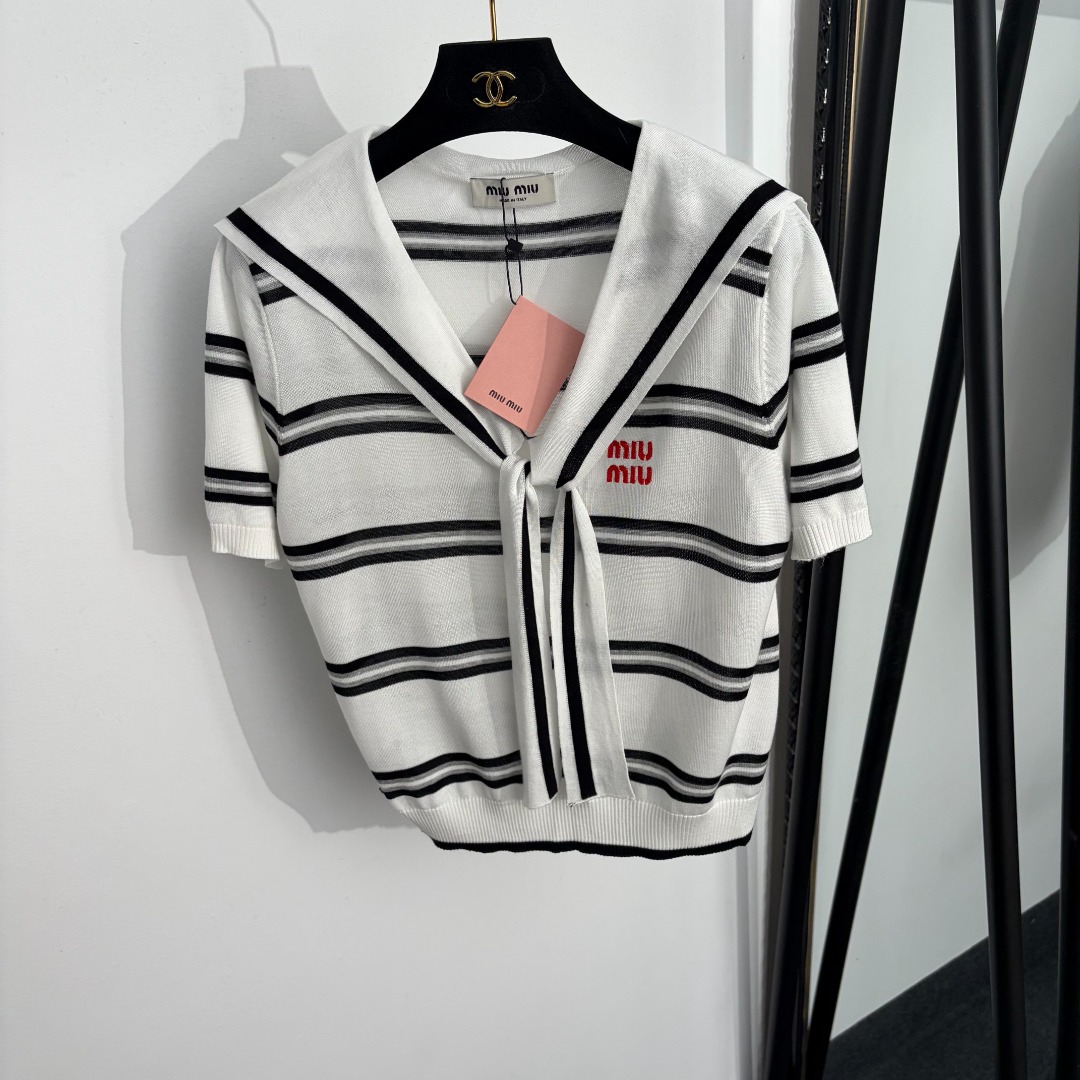 NO:888159,Model No. 20264581 Miumi* new logo embroidered letters navy collar V-neck striped short-sleeved sweater top, white, black, 36 38 40, [size 38 shoulder width 38, bust 94, sleeve length 22, length 53; weight 0.190kg], Miumi-clothing, miumiu, T-shirt,19860909款号20264581 Miumi*新款 logo刺绣字母 海军领V领条纹短袖针织衫 上衣,白色,黑色,36 38 40,【38码肩宽38,胸围94,袖长22,长53；重量0.190kg】,缪缪-服装,miumiu,T-shirt,,Women's clothing