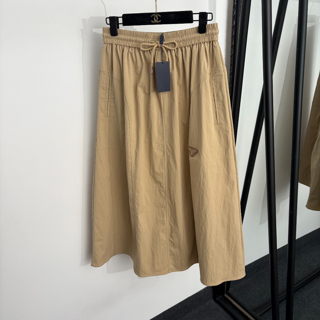 NO:888313,Model number 20264627 Prad* new logo triangle logo decorated elastic waist casual skirt, khaki, navy blue, black, S-XL, [M size waist 70 elastic, length 87; weight 0.345kg], Prada - clothing, prada, prada, skirts,19860909款号20264627 Prad*新款 logo三角标装饰松紧腰休闲半裙,卡其色,藏蓝色,黑色,S-XL,【M码腰围70弹力,长87；重量0.345kg】,普拉达-服装,prada,prada,skirts,,Women's clothing