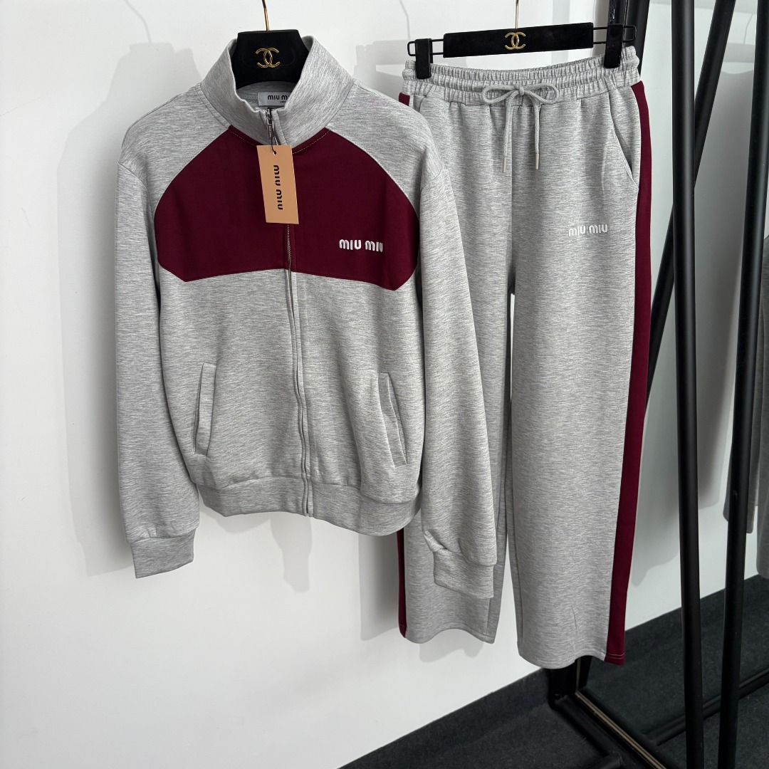 NO:888256,Model No. 20264631 Miumi* new sports suit, letter logo embroidered color-blocked stand-up collar long-sleeved zipper jacket + elastic waist casual trousers, gray, khaki, black, S-XL, [M size shoulder width 43, chest 100, sleeve length 59, length 58; waist 66 elastic, length 100; weight 0.990kg], Miumiu-clothing, miumiu, jackets & coats,19860909款号20264631 Miumi*新款运动套装,字母logo刺绣拼色立领长袖拉链外套+松紧腰休闲长裤,灰色,卡其色,黑色,S-XL,【M码肩宽43,胸围100,袖长59,长58；腰围66弹力,长100；重量0.990kg】,缪缪-服装,miumiu,jackets & coats,,Women's clothing