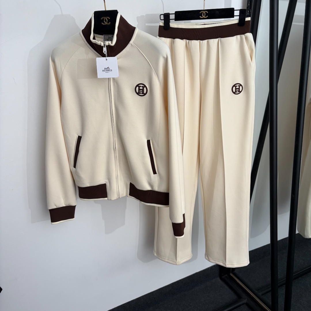 NO:888290,Model No. 20264633 Herme's latest sports suit, H embroidered letter contrast stand collar long-sleeved zipper jacket + casual trousers, off-white, black, blue, S-XL, [M size bust 104, sleeve length 72, length 58; waist 64 elastic, length 104; weight 0.990kg], Hermès - Clothing, hermes, hermes, jackets & coats,19860909款号20264633 Herme*新款运动套装,H刺绣字母撞色立领长袖拉链外套+休闲长裤,米白色,黑色,蓝色,S-XL,【M码胸围104,袖长72,长58；腰围64弹力,长104；重量0.990kg】,爱马仕-服装,hermes,hermes,jackets & coats,,Women's clothing