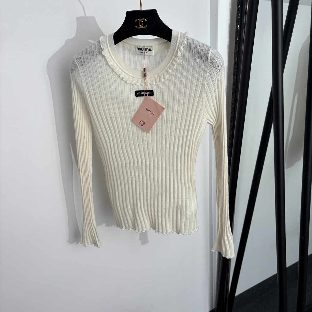 NO:888222,Model No. 20264638 Miumi* new style ruffle collar trumpet long-sleeved wool sweater with letter logo, off-white, black, SML, [M size bust 72, sleeve length 57, length 55; weight 0.145kg], Miumiu-clothing, miumiu,19860909款号20264638 Miumi*新款 领标字母荷叶领喇叭长袖羊毛针织衫,米白色,黑色,SML,【M码胸围72,袖长57,长55；重量0.145kg】,缪缪-服装,miumiu,,Women's clothing