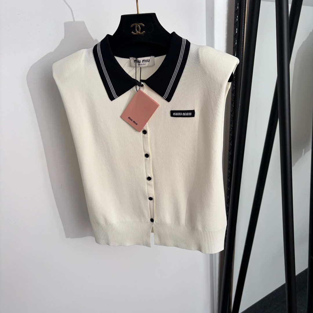 NO:888214,Model No. 20264641 Miumi* new style color-blocked lapel knitted vest with lettering on collar, with shoulder pads, off-white, navy blue, 36 38 40, [size 38 bust 90, length 49; weight 0.kg], Miumiu-clothing, miumiu,19860909款号20264641 Miumi*新款 领标字母拼色翻领针织马甲背心,带垫肩,米白色,藏蓝色,36 38 40,【38码胸围90,长49；重量0.kg】,缪缪-服装,miumiu,,Women's clothing