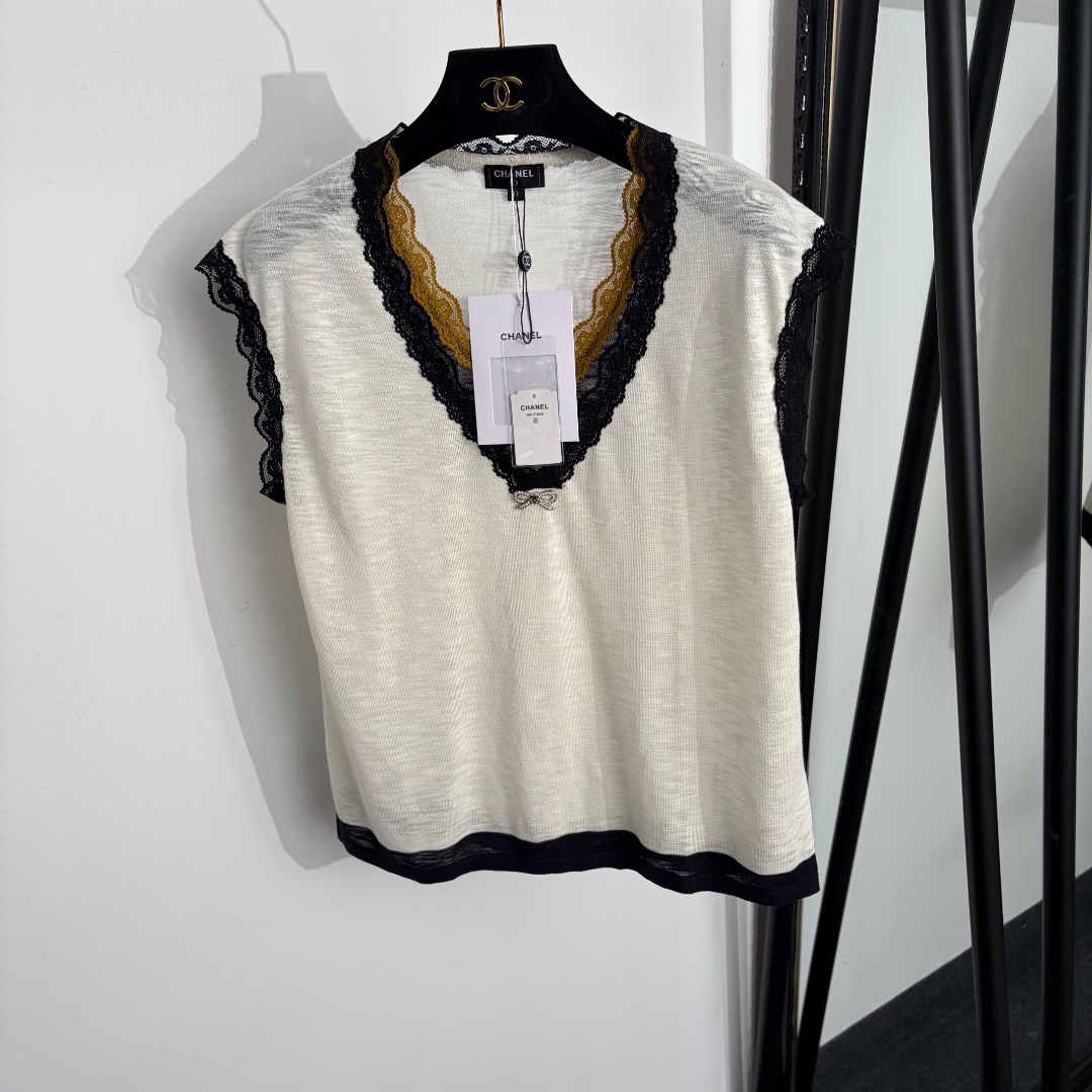 NO:888365,Model No. 20264642 Chane* new color-blocked lace stitching V-neck knitted vest, off-white, navy blue, 36 38 40, [38 size bust 98, length 58; weight 0.125kg], Chanel-clothing, chanel, chanel,19860909款号20264642 Chane*新款 拼色蕾丝拼接V领针织背心,米白色,藏蓝色,36 38 40,【38码胸围98,长58；重量0.125kg】,香奈儿-服装,chanel,chanel,,Women's clothing