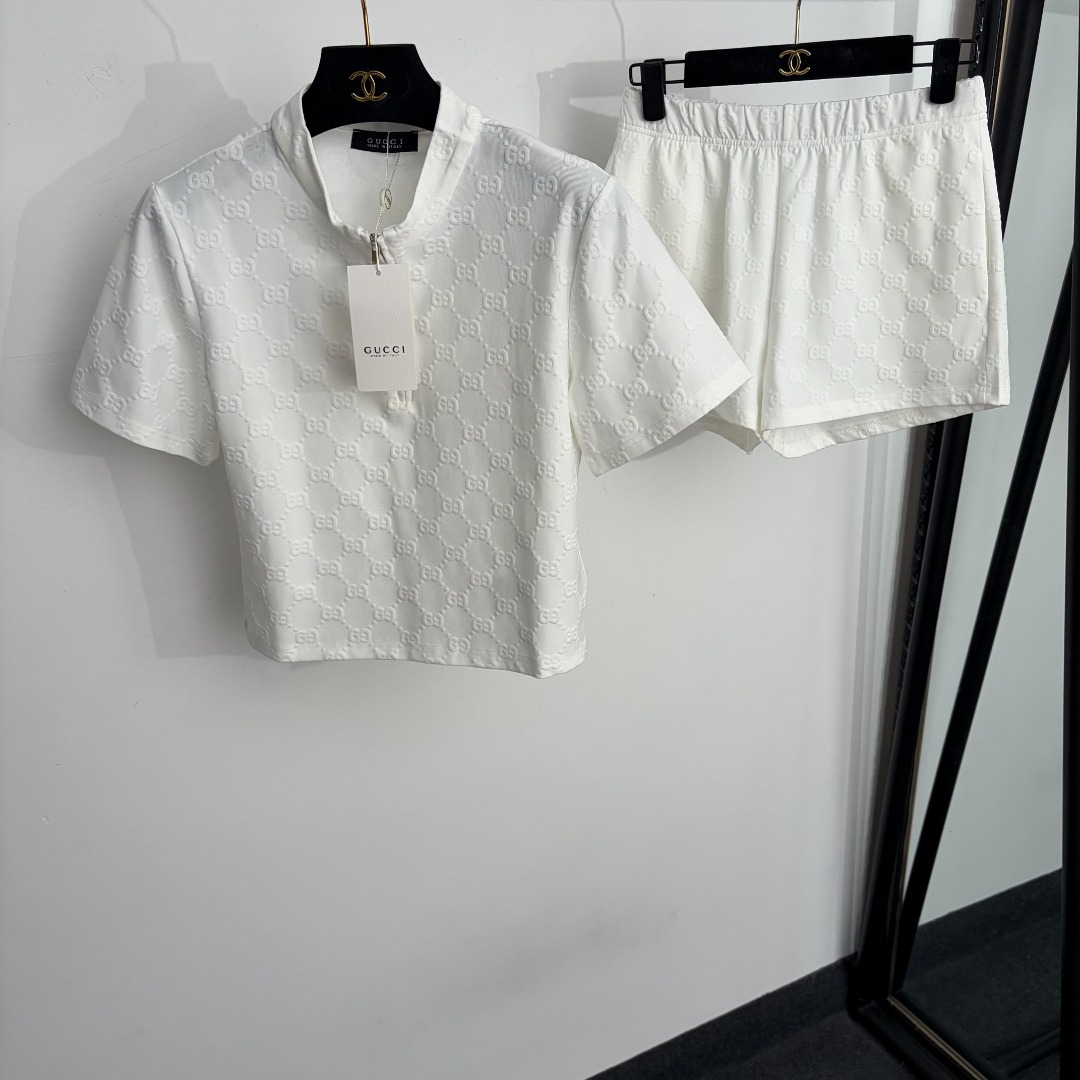 NO:888333,Model No. 20264643 Gucc* new suit, GG jacquard half-zip short-sleeved top + shorts, white, brown, black, S-XXL, [S size shoulder width 38, bust 84, sleeve length 20, length 46; waist 66 elastic, length 32; weight 0.310kg], Gucci-clothing, gucci, gucci, shorts, T-shirt,19860909款号20264643 Gucc*新款套装,GG提花半拉链短袖上衣+短裤,白色,咖啡色,黑色,S-XXL,【S码肩宽38,胸围84,袖长20,长46；腰围66弹力,长32；重量0.310kg】,古驰-服装,gucci,gucci,shorts,T-shirt,,Women's clothing