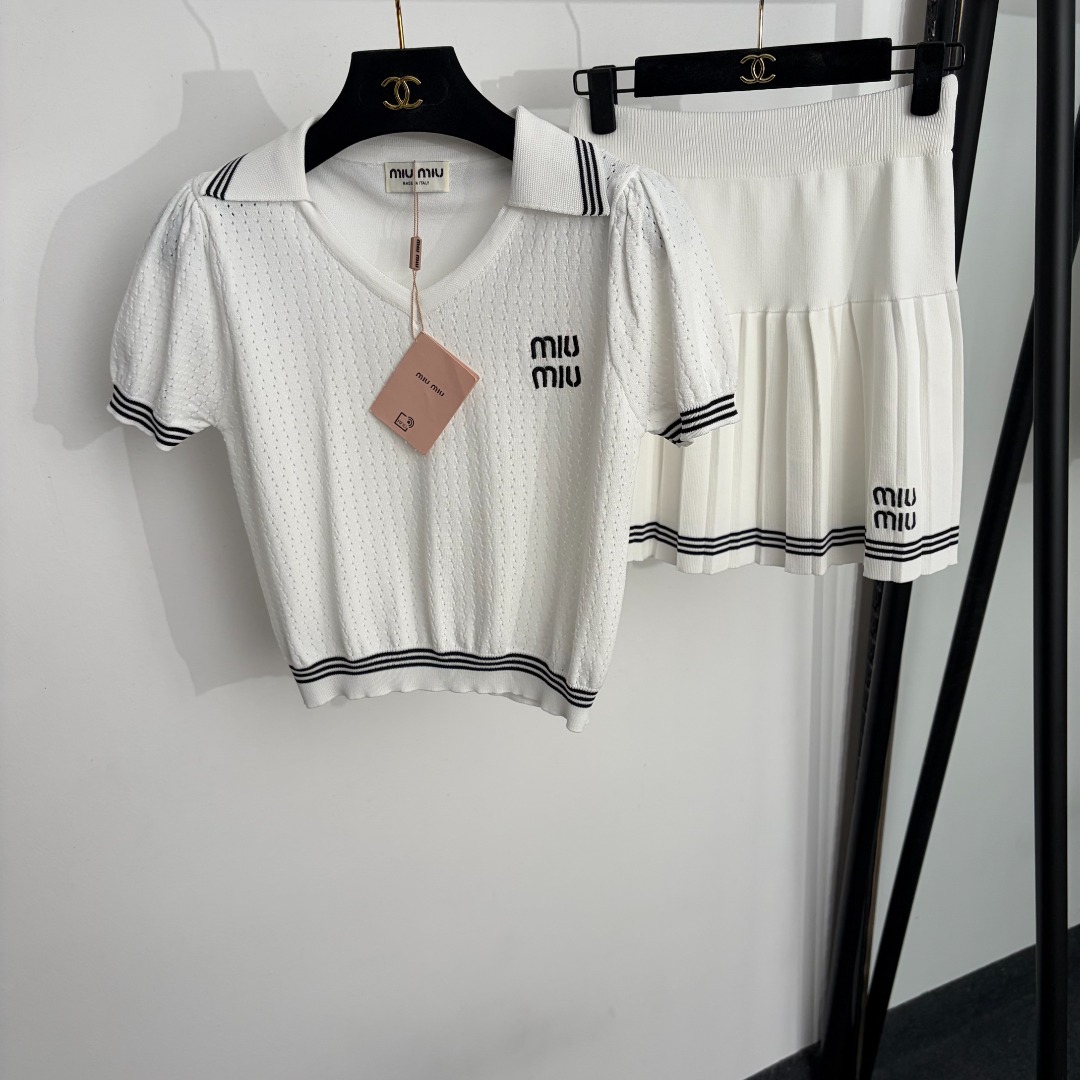 NO:888206,Model No. 20264644 Miumi* new suit, logo embroidered letter hollow lapel short-sleeved sweater top + high-waisted knitted short skirt, white, black, [One size fits all bust 80, sleeve length 19, length 44; waist 62 elastic, length 41; weight 0.355kg], Miumiu-clothing, miumiu, skirts, T-shirt,19860909款号20264644 Miumi*新款套装,logo刺绣字母镂空翻领短袖针织衫上衣+高腰针织短半裙,白色,黑色,【均码胸围80,袖长19,长44；腰围62弹力,长41；重量0.355kg】,缪缪-服装,miumiu,skirts,T-shirt,,Women's clothing