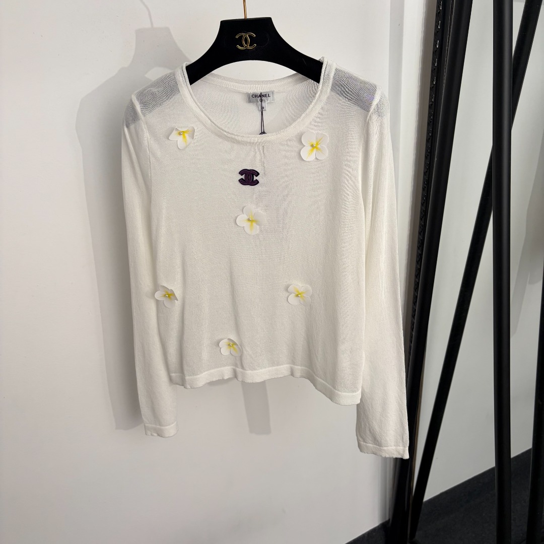NO:888312,Model number 20264649 Chane* new logo patch pearl flower long-sleeved T-shirt, white, purple, 36 38 40, [36 size bust 92, sleeve length 60, length 51; weight 0.135kg], Chanel-clothing, chanel, chanel, tees, t-shirt,19860909款号20264649 Chane*新款 logo贴布 珍珠花朵长袖T恤,白色,紫色,36 38 40,【36码胸围92,袖长60,长51；重量0.135kg】,香奈儿-服装,chanel,chanel,tees，t-shirt,,Women's clothing