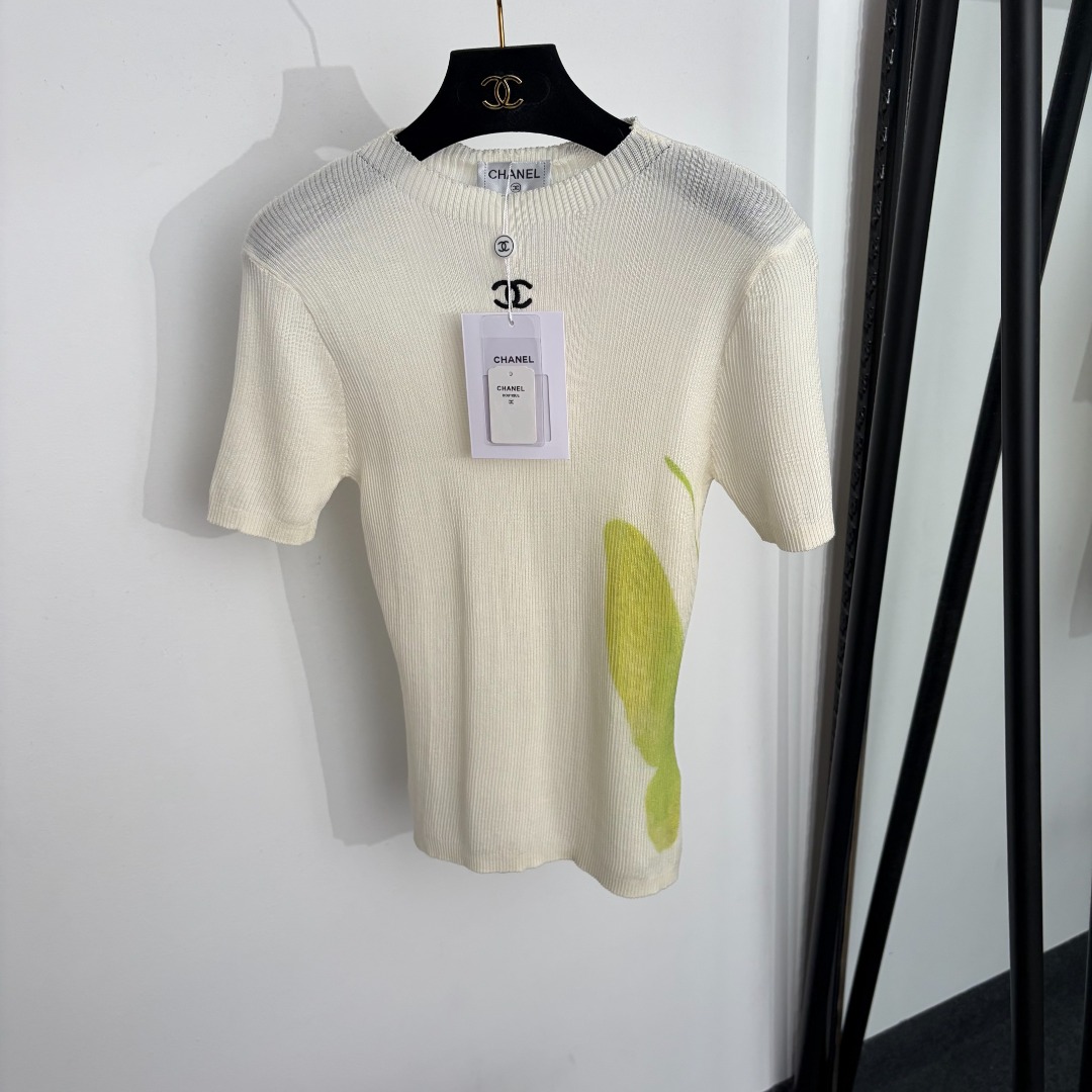NO:888322,Model No. 20264651 Chane* new style short-sleeved sweater top with butterfly logo embroidery on the side, off-white, 36 38 40, [size 38 bust 70, sleeve length 21, length 60; weight 0.140kg], Chanel-clothing, chanel, chanel, T-shirt,19860909款号20264651 Chane*新款 侧边蝴蝶logo刺绣短袖针织衫上衣,米白色,36 38 40,【38码胸围70,袖长21,长60；重量0.140kg】,香奈儿-服装,chanel,chanel,T-shirt,,Women's clothing