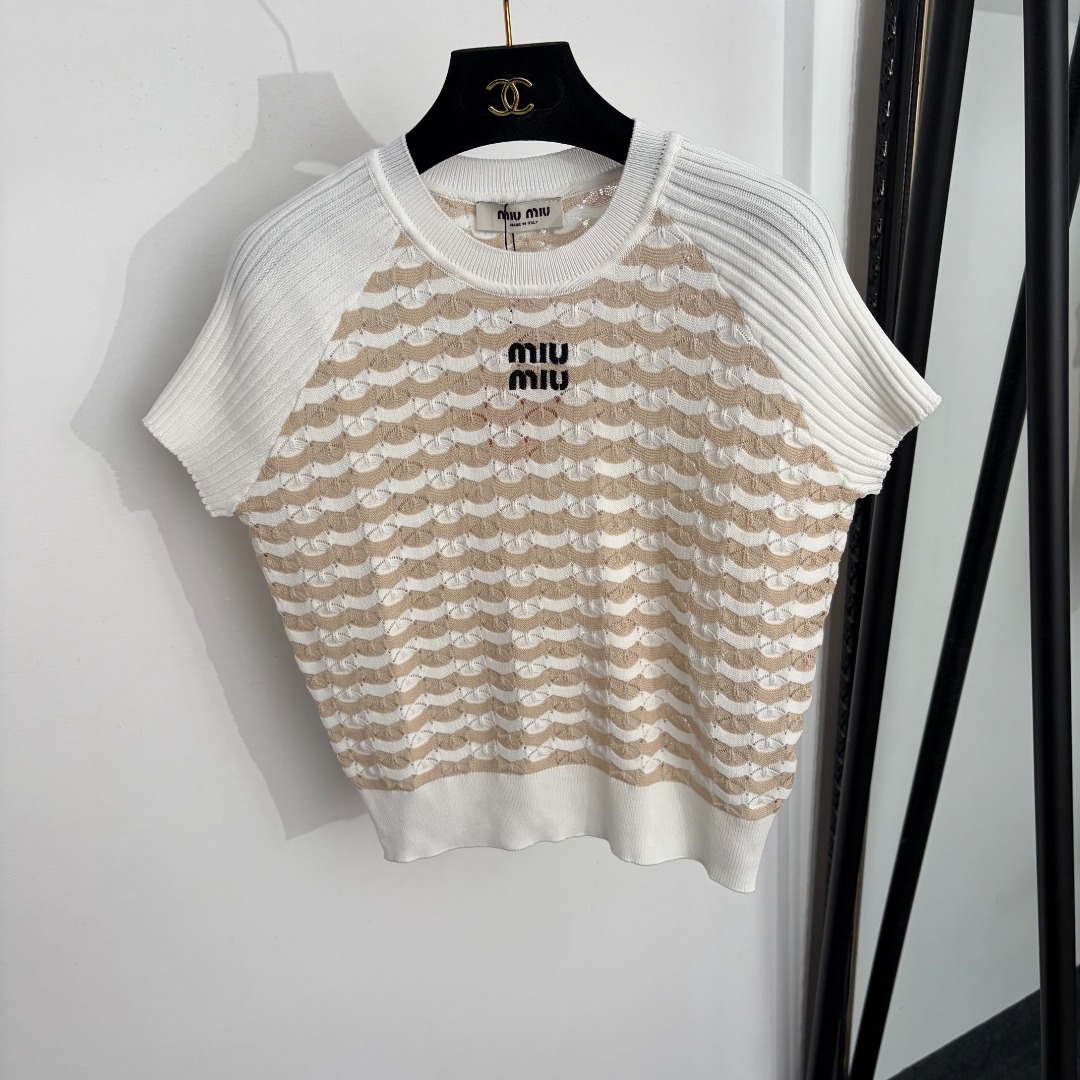 NO:888196,Style number 20264652 Miumi* new logo embroidered color block wave pattern short-sleeved sweater, white, 36 38 40, [36 size bust 92, sleeve length 23, length 50; weight 0.135kg], Miumi-clothing, miumiu, T-shirt,19860909款号20264652 Miumi*新款 logo刺绣拼色波浪纹短袖针织衫,白色,36 38 40,【36码胸围92,袖长23,长50；重量0.135kg】,缪缪-服装,miumiu,T-shirt,,Women's clothing